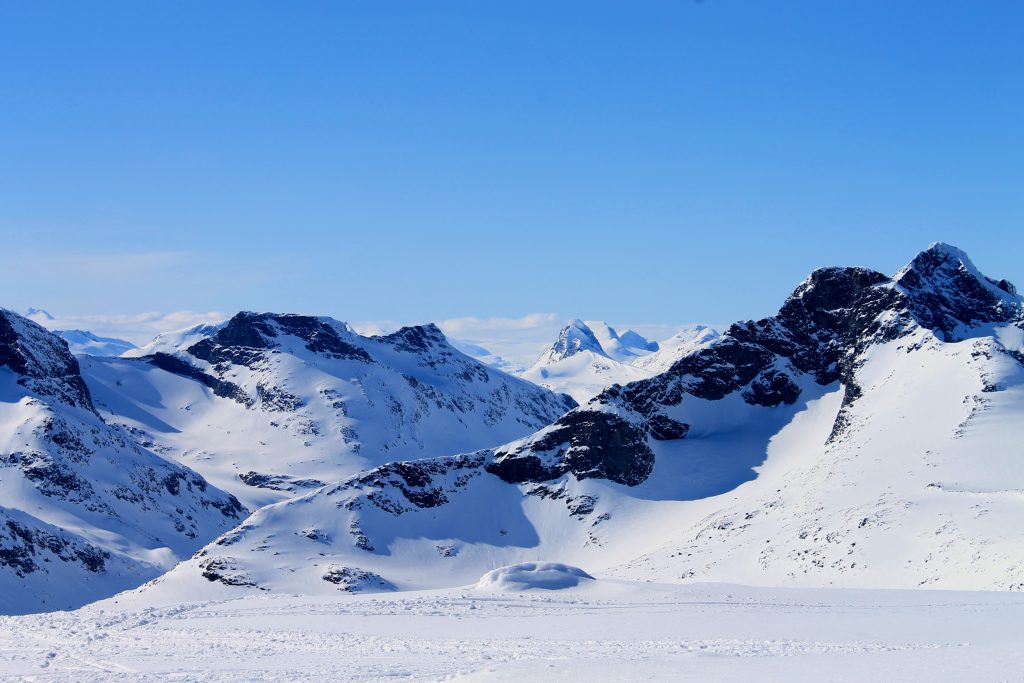 Ustikt fra Austre Kalvehøgde mot den kvasse fjellryggen Store Rauddalseggje.