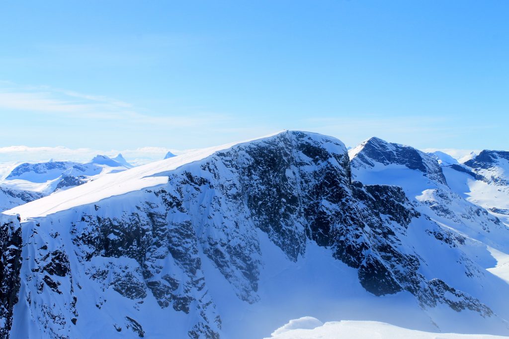 Vestre Kalvehøgde sett fra Austre Kalvehøgde. Traversen mellom disse tindene er en fin skitur.