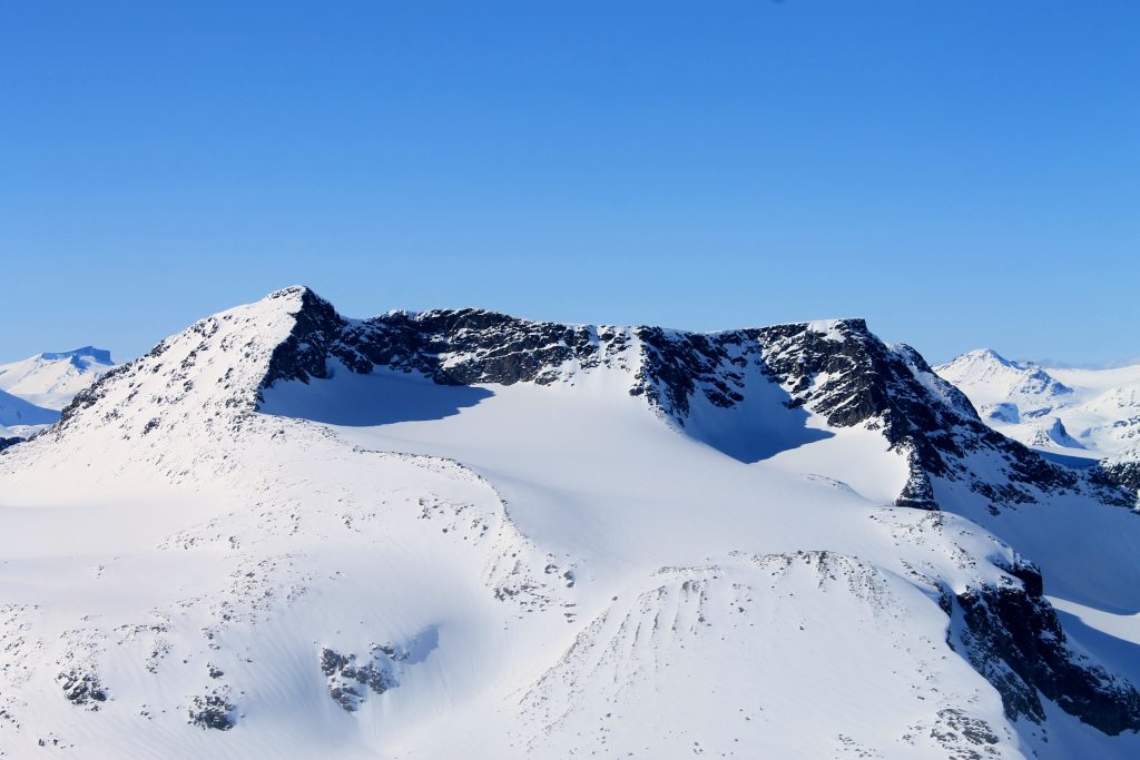 Austre Leirungstinden og Skarvflyloyftinden sett fra toppen av Austre Kalvehøgde.