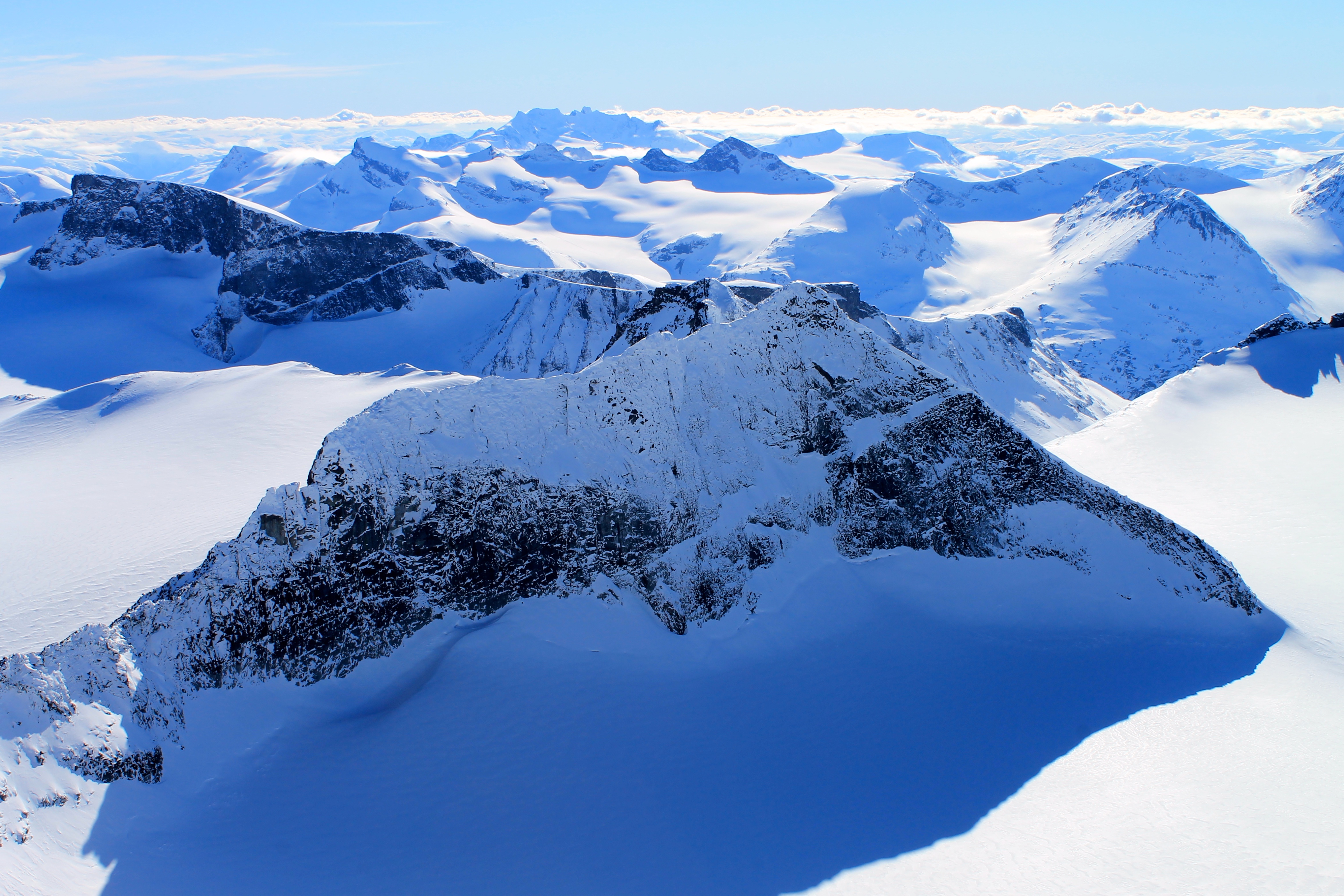 Galdhøpiggen (2.469 moh). Utsikt fra toppen, vestover mot Smørstabbtindan og Hurrungane.