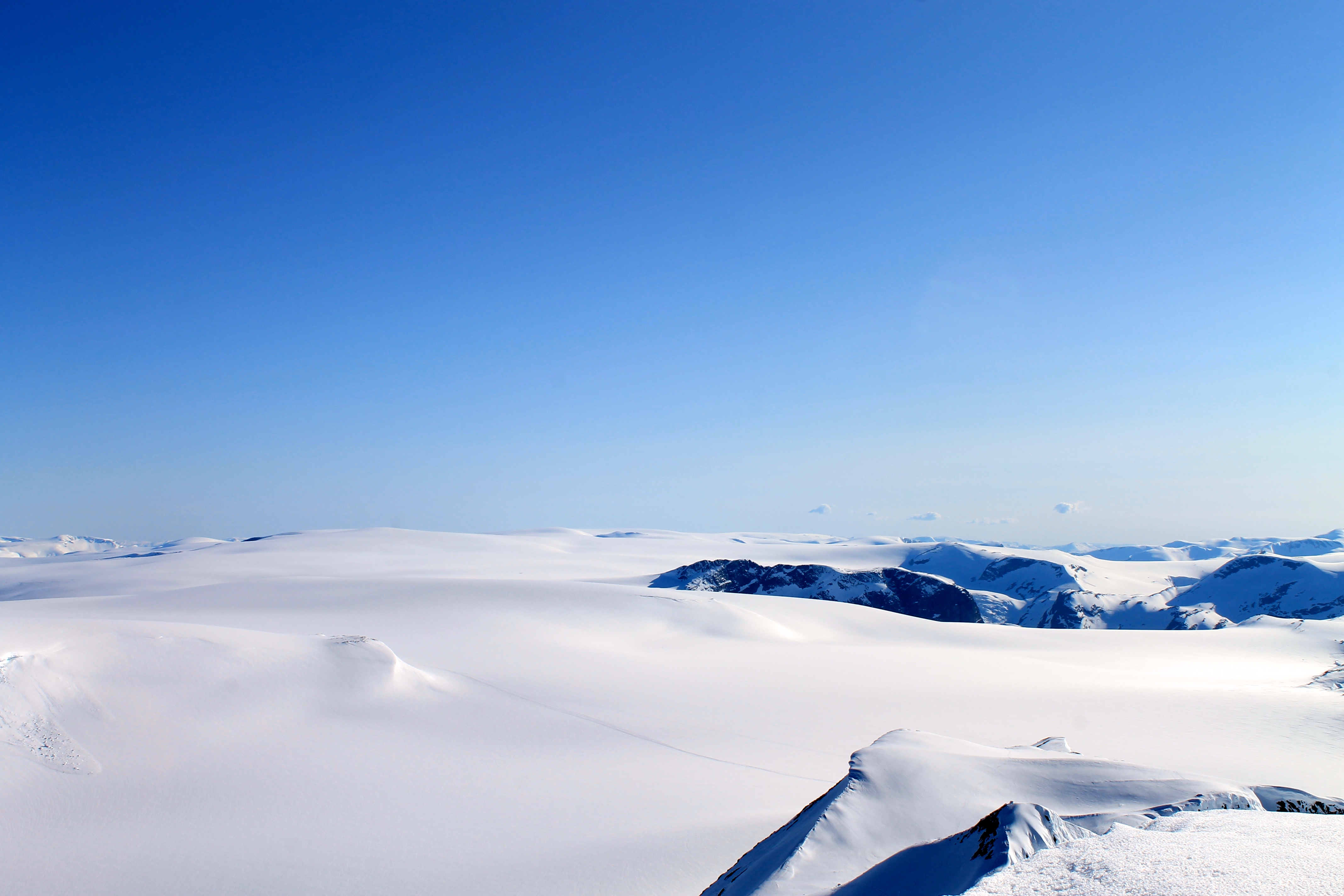 Utsikt sør over den langstrakte Jostedalsbreen sett fra Lodalskåpa (.2082 moh).