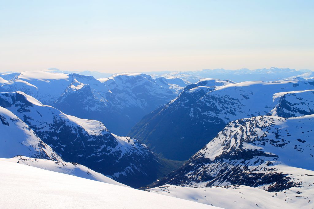 Utsikt ned mot Bødalen og Loen.