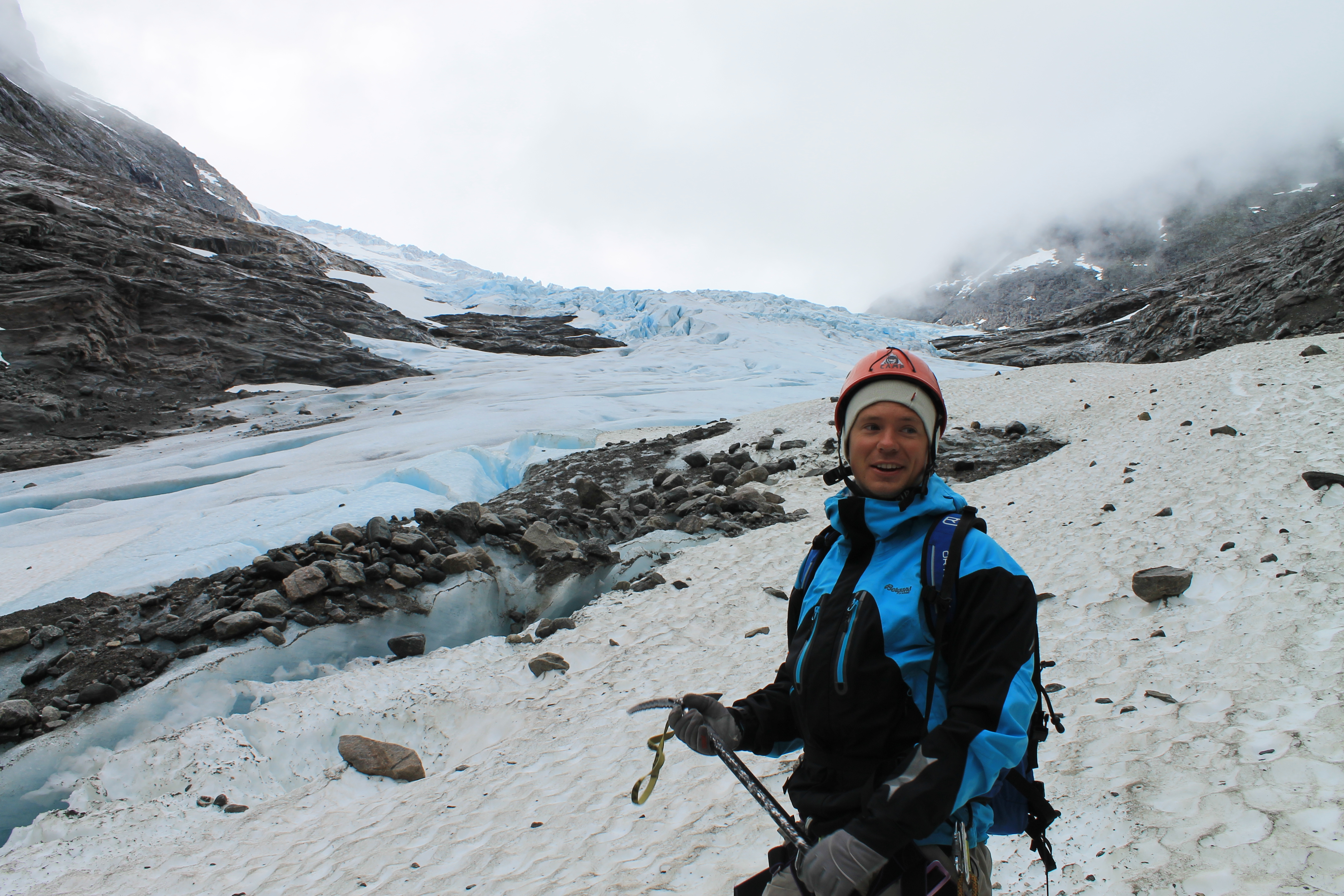 Klar for å ta oss inn på blåisen i nedre del av Bødalsbreen.