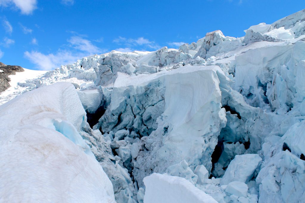 Bødalsbreen er en spennende og flott bre, med mye oppsprukket is.