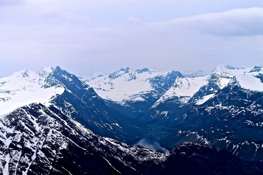 Utsikt fra toppen mot Øye og Slogen (1.564 moh).