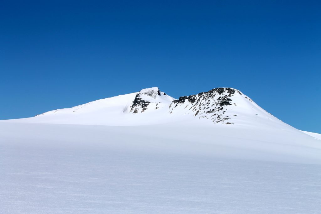 Brenibba (2.018 moh) er en enkel topp å stikke innom under Josten på langs.
