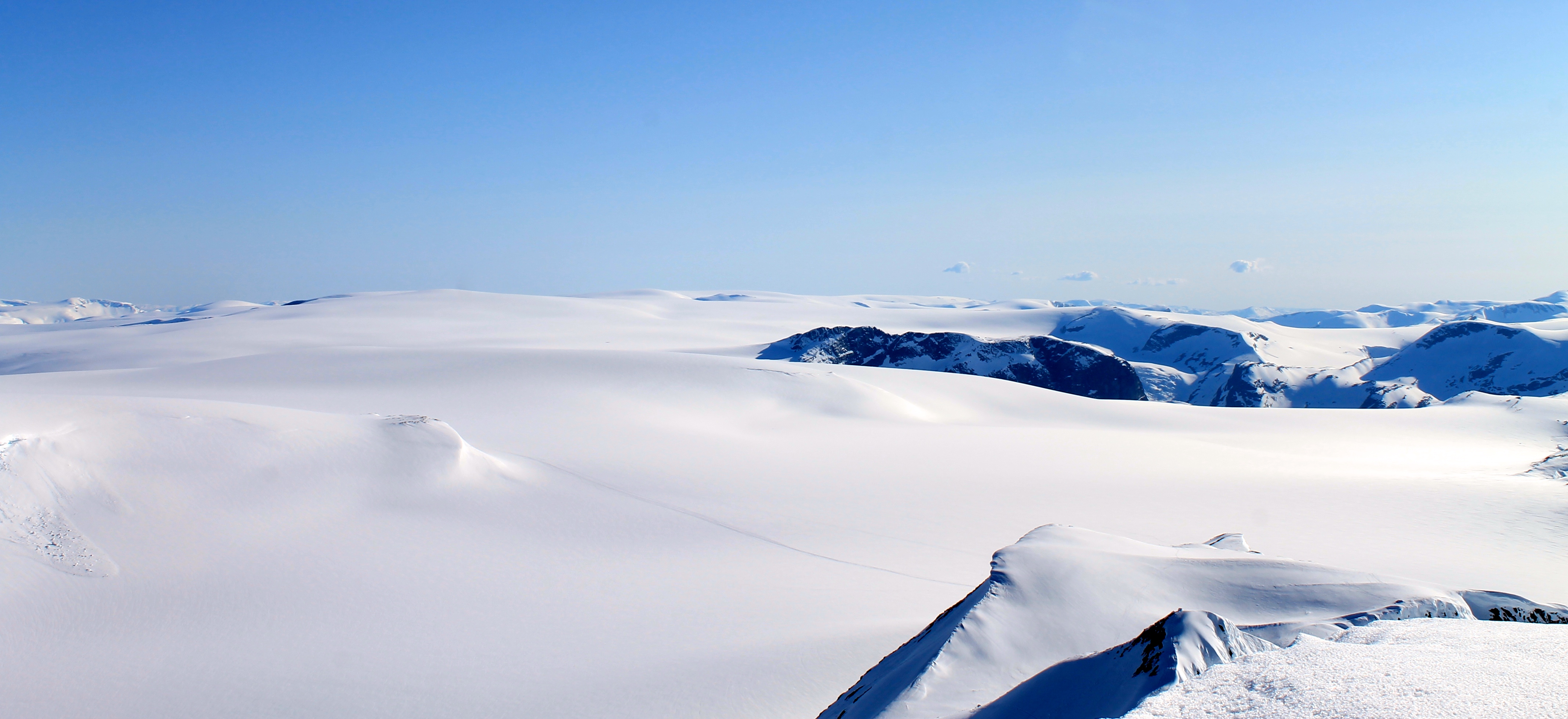 Det langstrakte breplatået til Jostedalsbreen strekker seg hele 60 km. Her ser vi sørover fra Lodalskåpa.