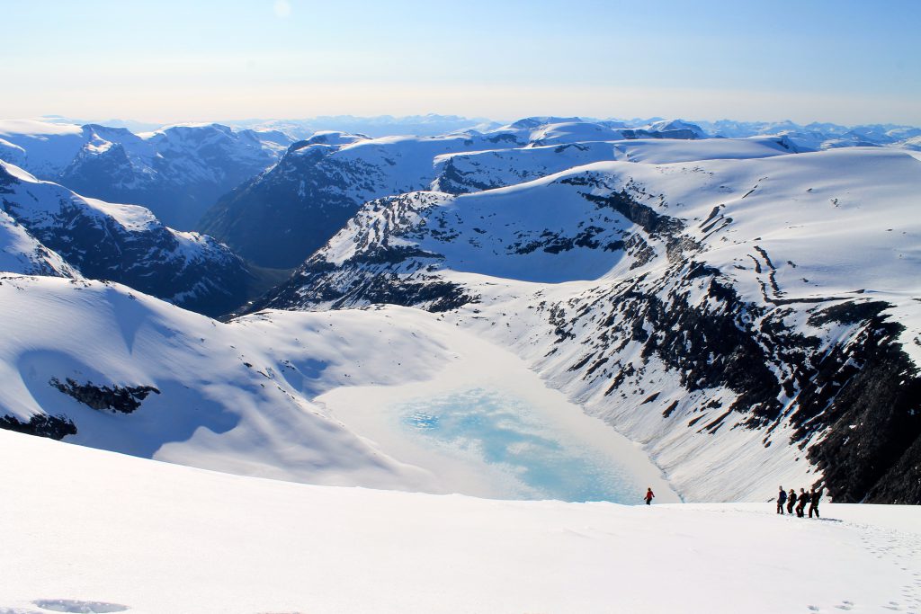 Bødalen og Kåpevatnet sett fra Lodalskåpa.