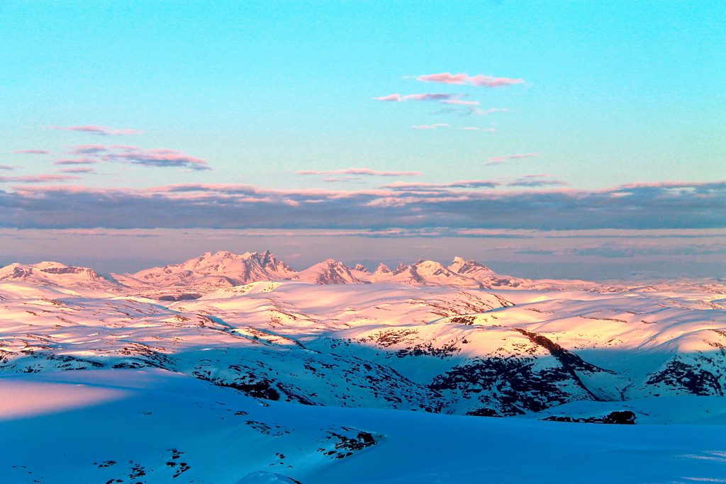 Fra Brenibba på Jostedalsbreen er det flott utsikt mot Hurrungane og Jotunheimen.