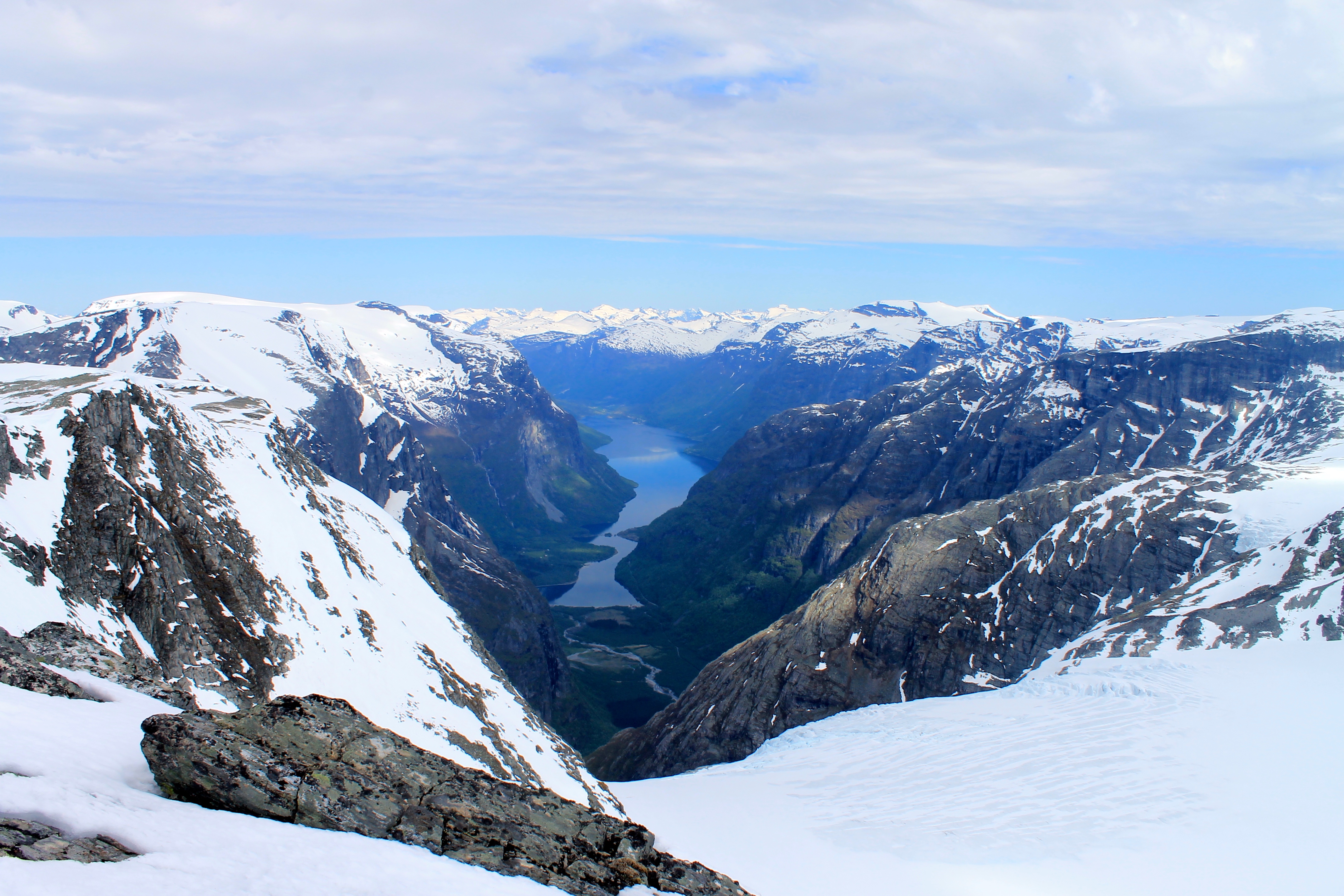 Kjenndalskruna (.1.830 moh) er en fin avtikker med fin utsikt mot Loen og Kjenndalen.