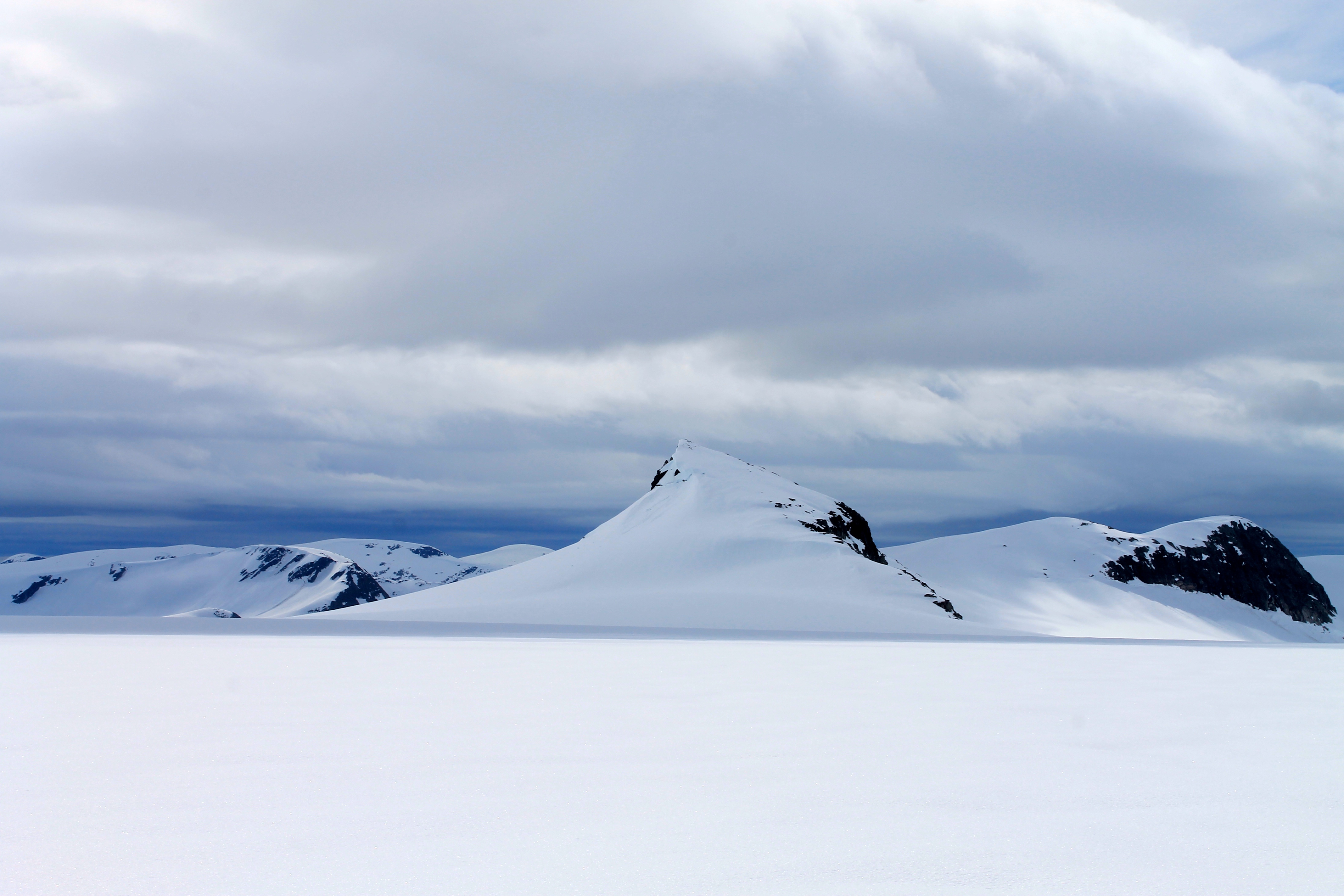 Supphellenipa (1.731 moh) markerer nedgangen til Supphellebreen og Flatbreen.