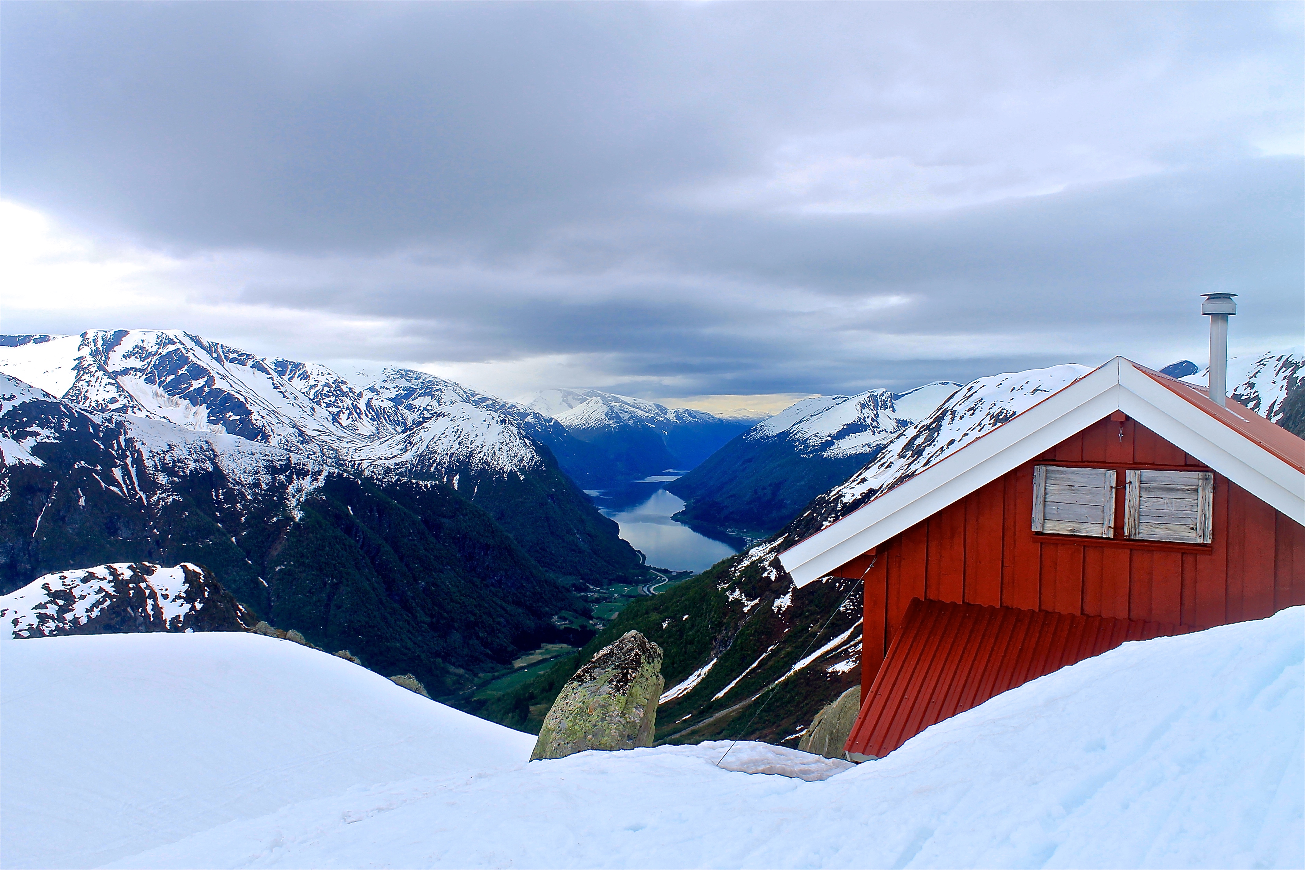 Flatbrehytta og Fjærlandsfjorden.