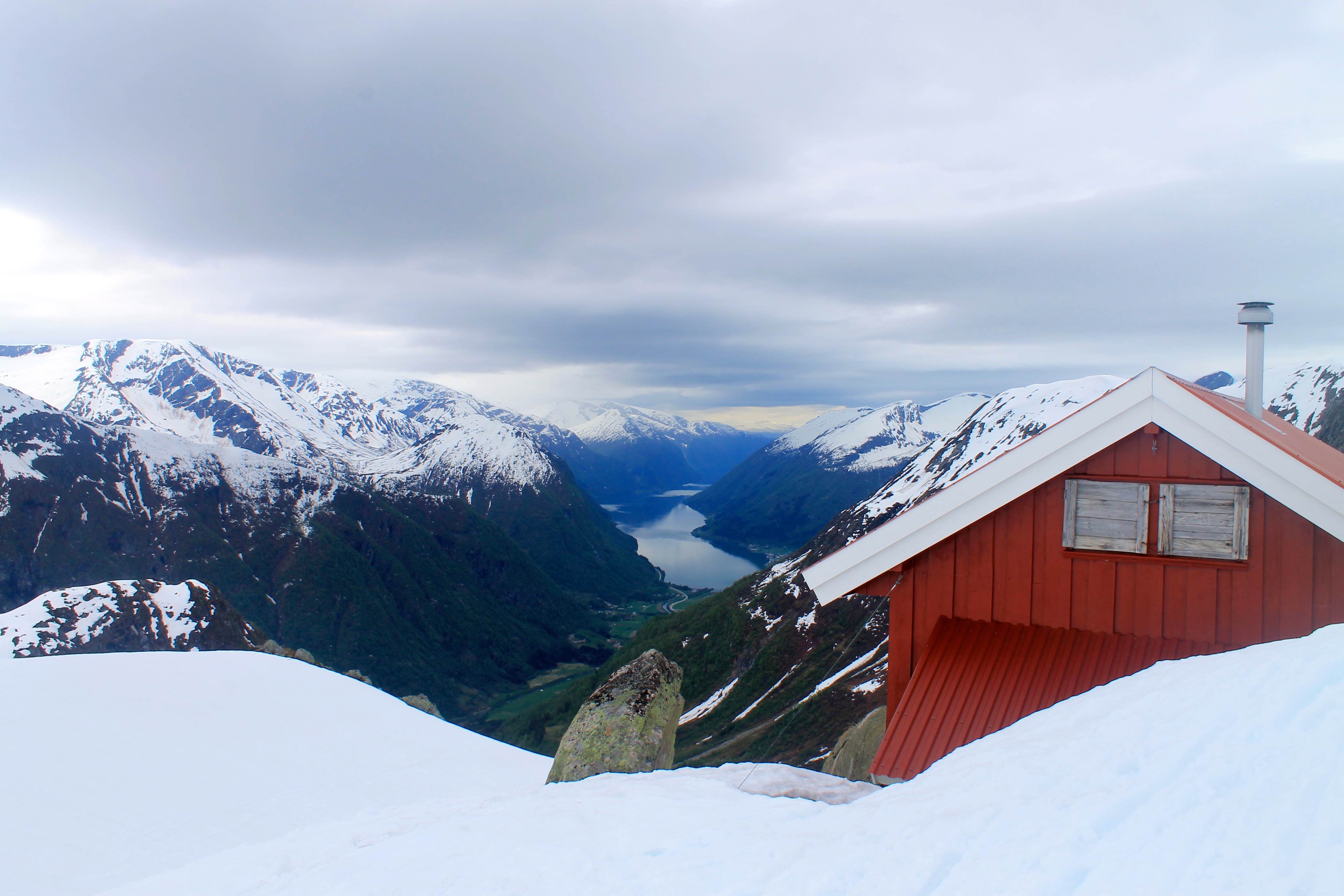 Flatbrehytta markerer slutten på skituren over Jostedalsbreen.