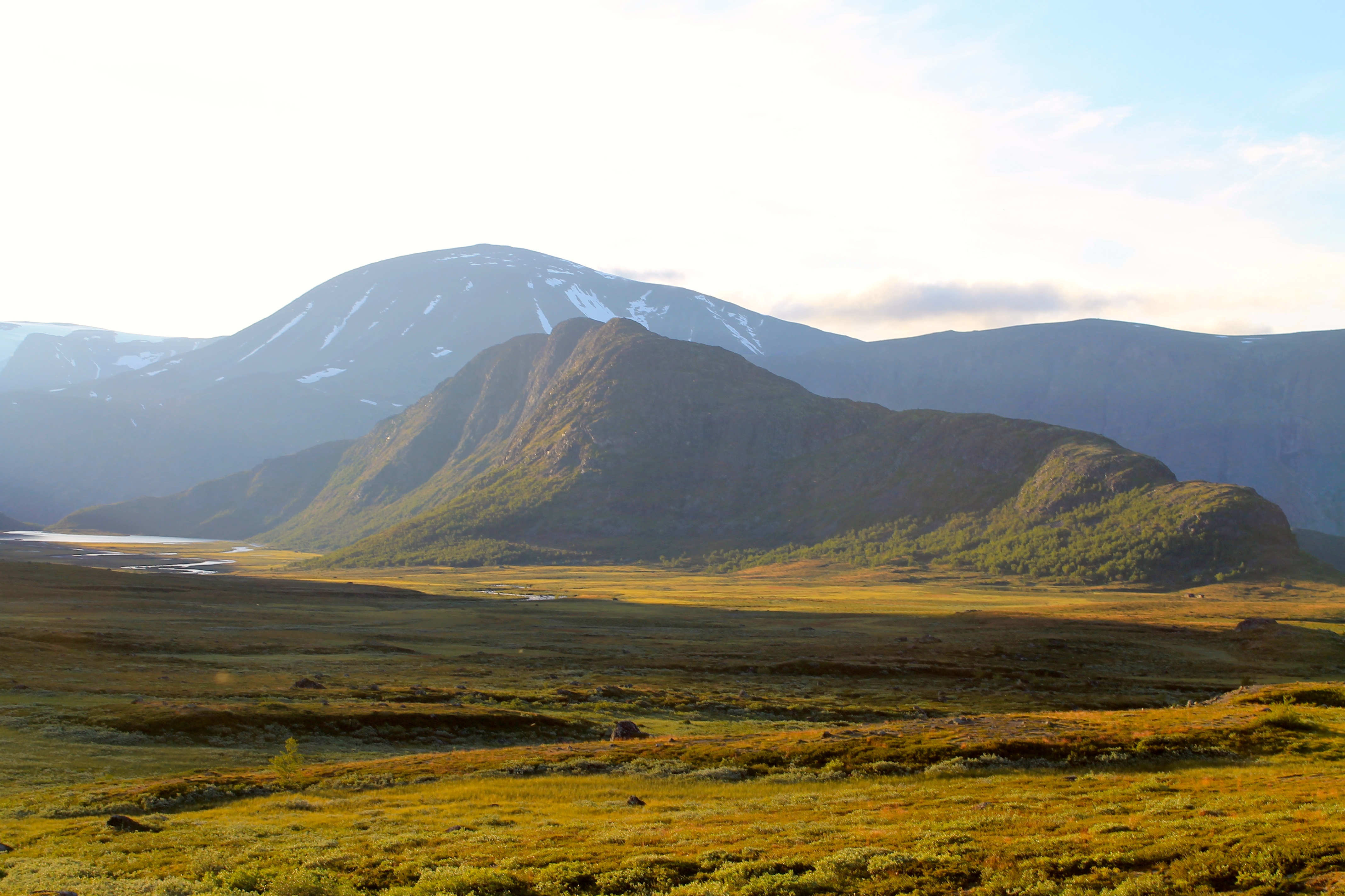 Den luftige fjellryggen Knutshøe ved Gjende i Jotunheimen.