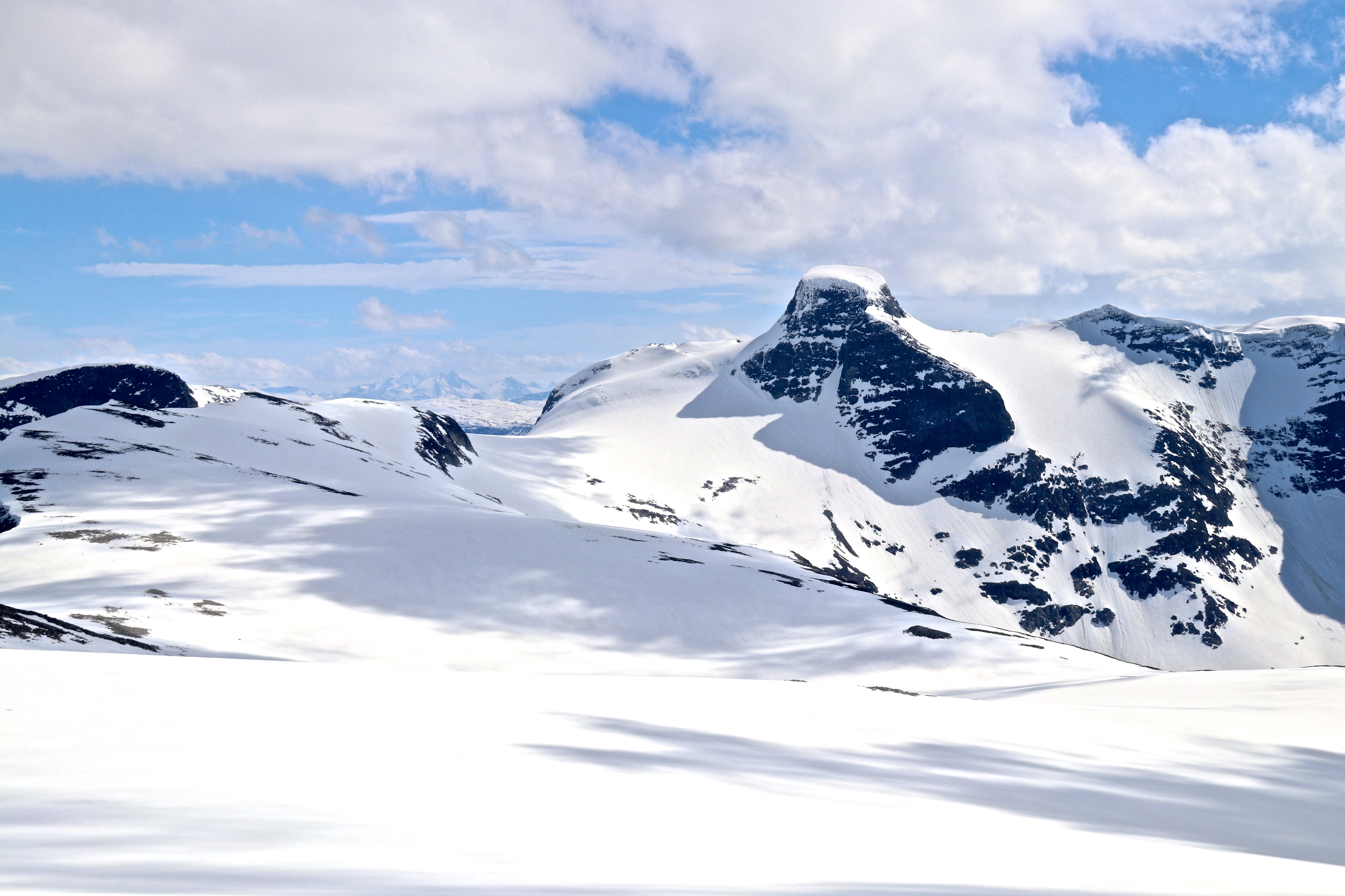 Lodalskåpa (2.083 moh) sett fra Skålefjellet (1.905 moh). 