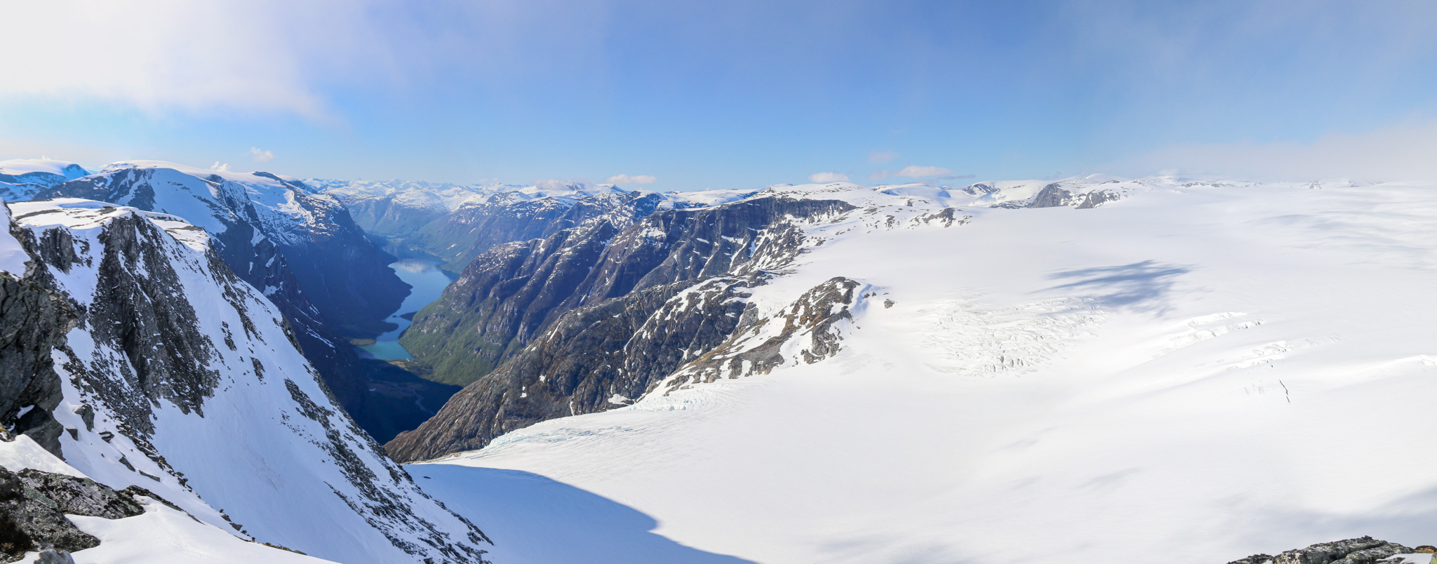 Utsikt fra Kjenndalskruna over Kjenndalsbreen og Lodalen.