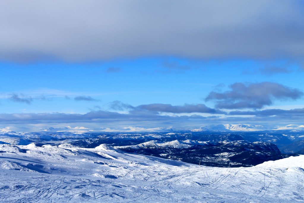 Fantastisk flott utsikt vestover fra Gråfjell. I bakgrunnen ser vi Hallingskarvet, Reineskarvet, Golsfjellet og Hemsedalsfjella.