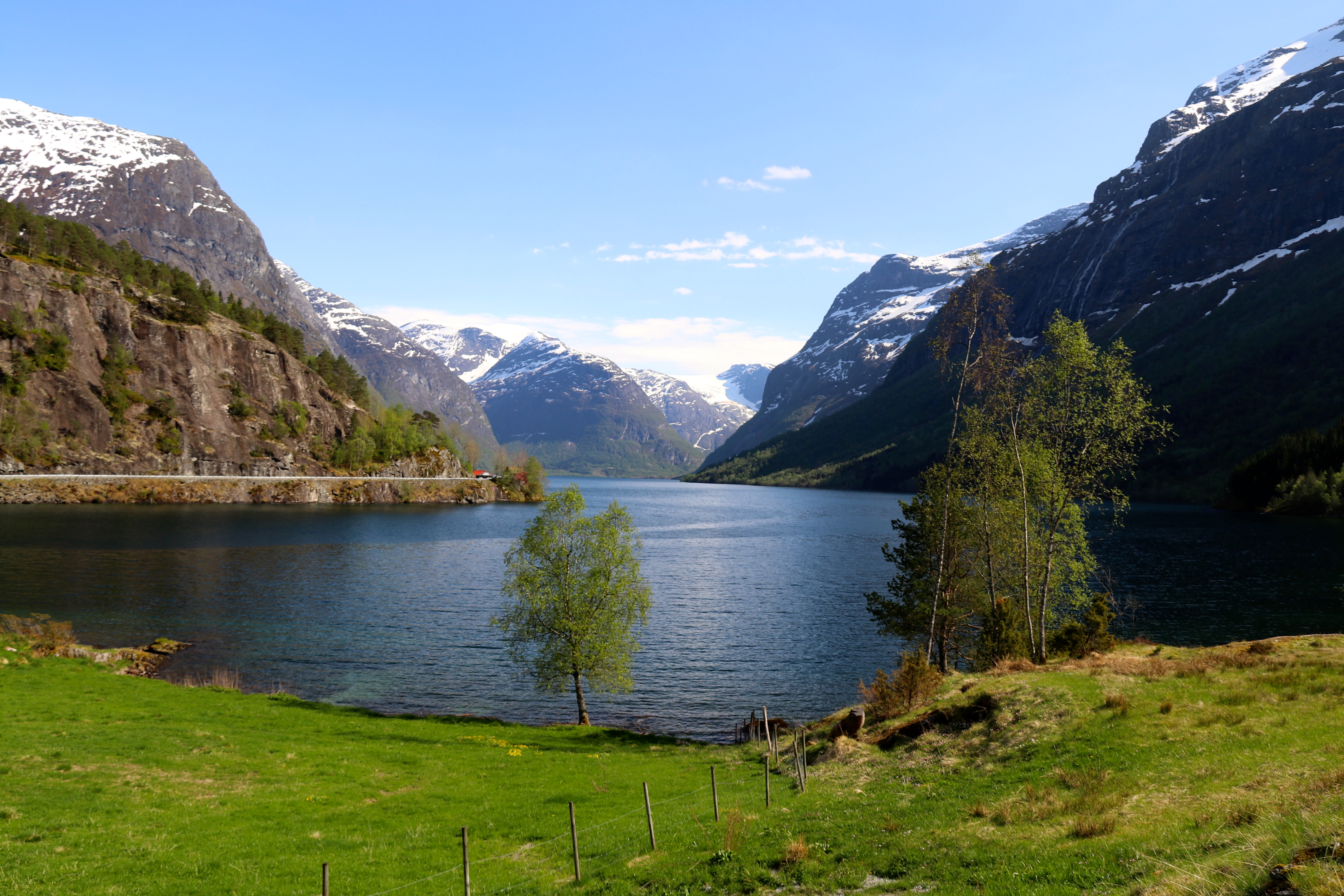 Lovatnet med Krunebreen og Kjenndalskruna innerst i dalen.