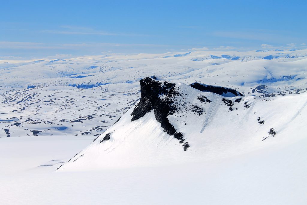 Nuntaket Kalven (2.034 moh) i Smørstabbremassivet.
