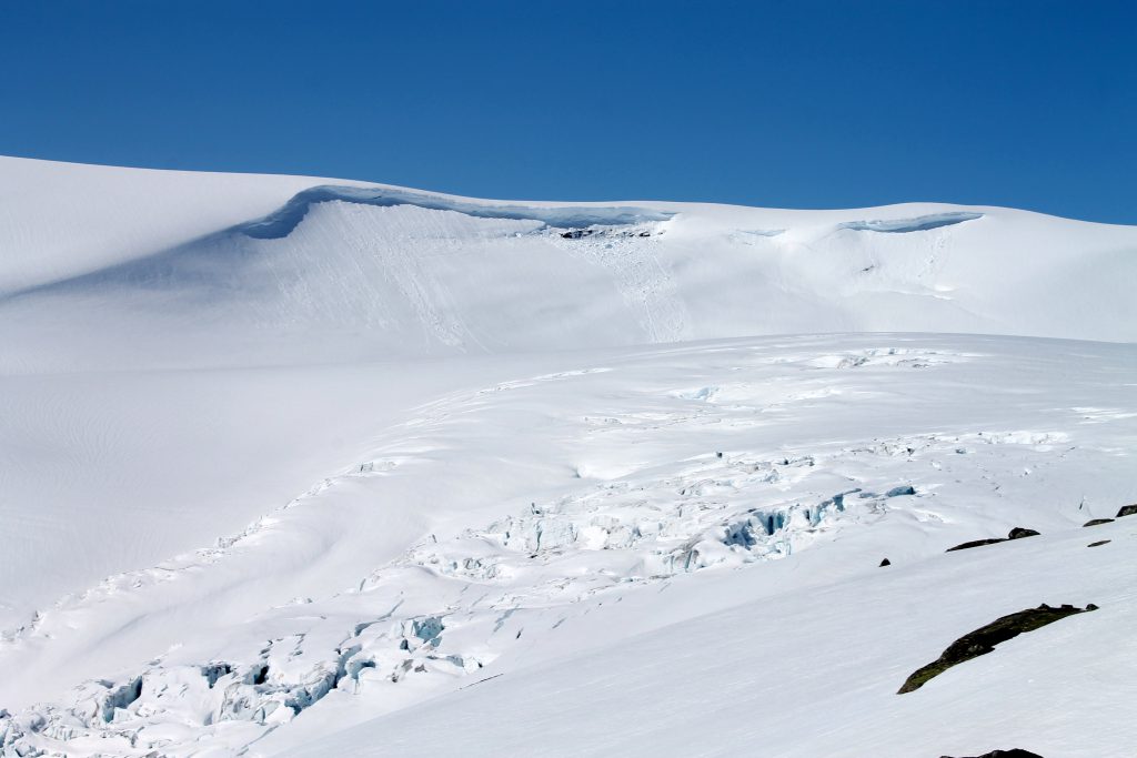 Langs ved Fåbergstølsbreen går en av de mange brerutene over Jostedalsbreen.