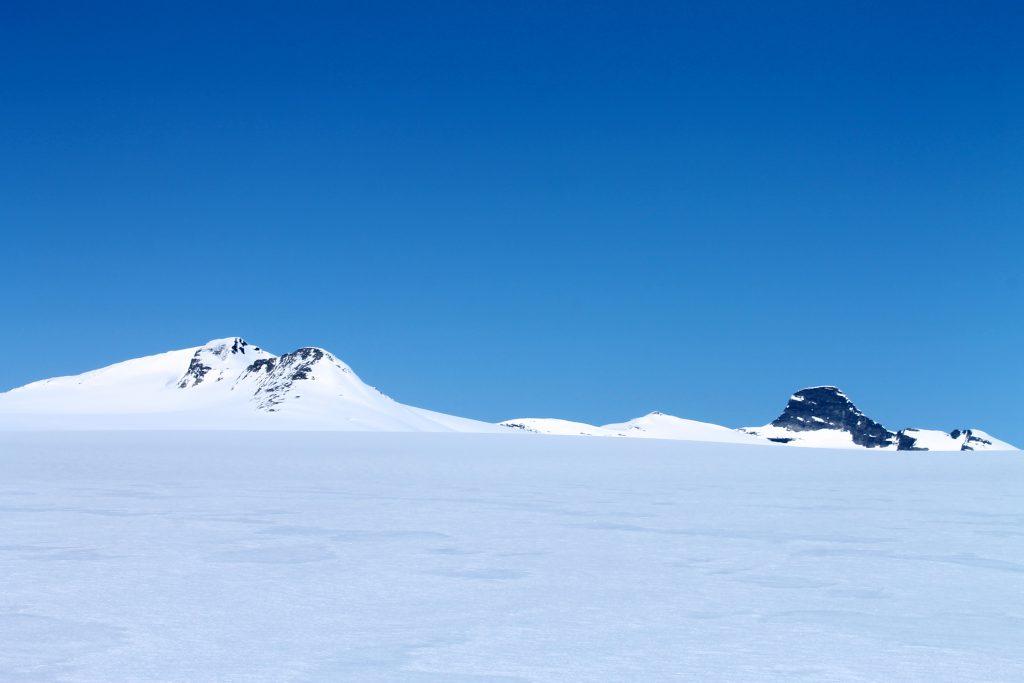 Plutselig dukker Brenibba og Lodalskåpa opp. Det betyr at vi er kommet opp på selvs Jostedalsbreen.