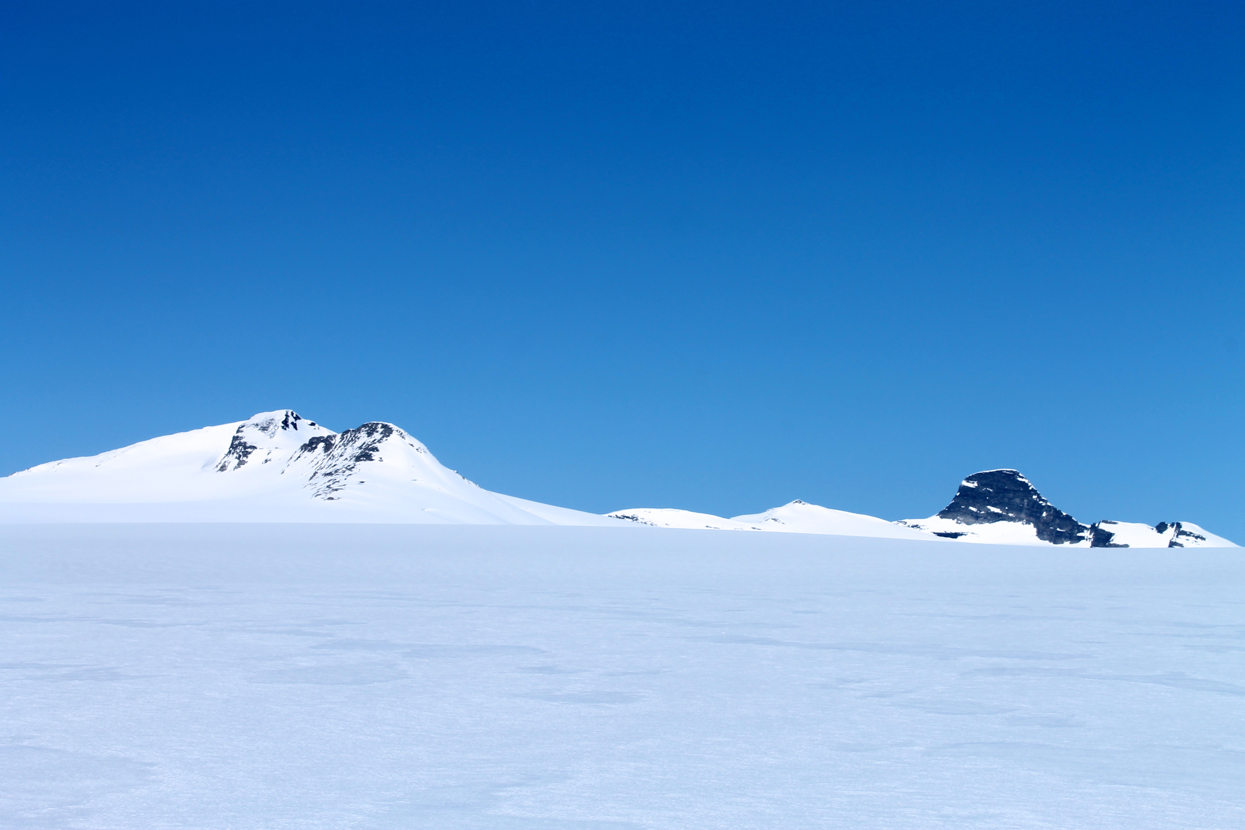 Plutselig dukker Brenibba og Lodalskåpa opp. Det betyr at vi er kommet opp på selvs Jostedalsbreen.