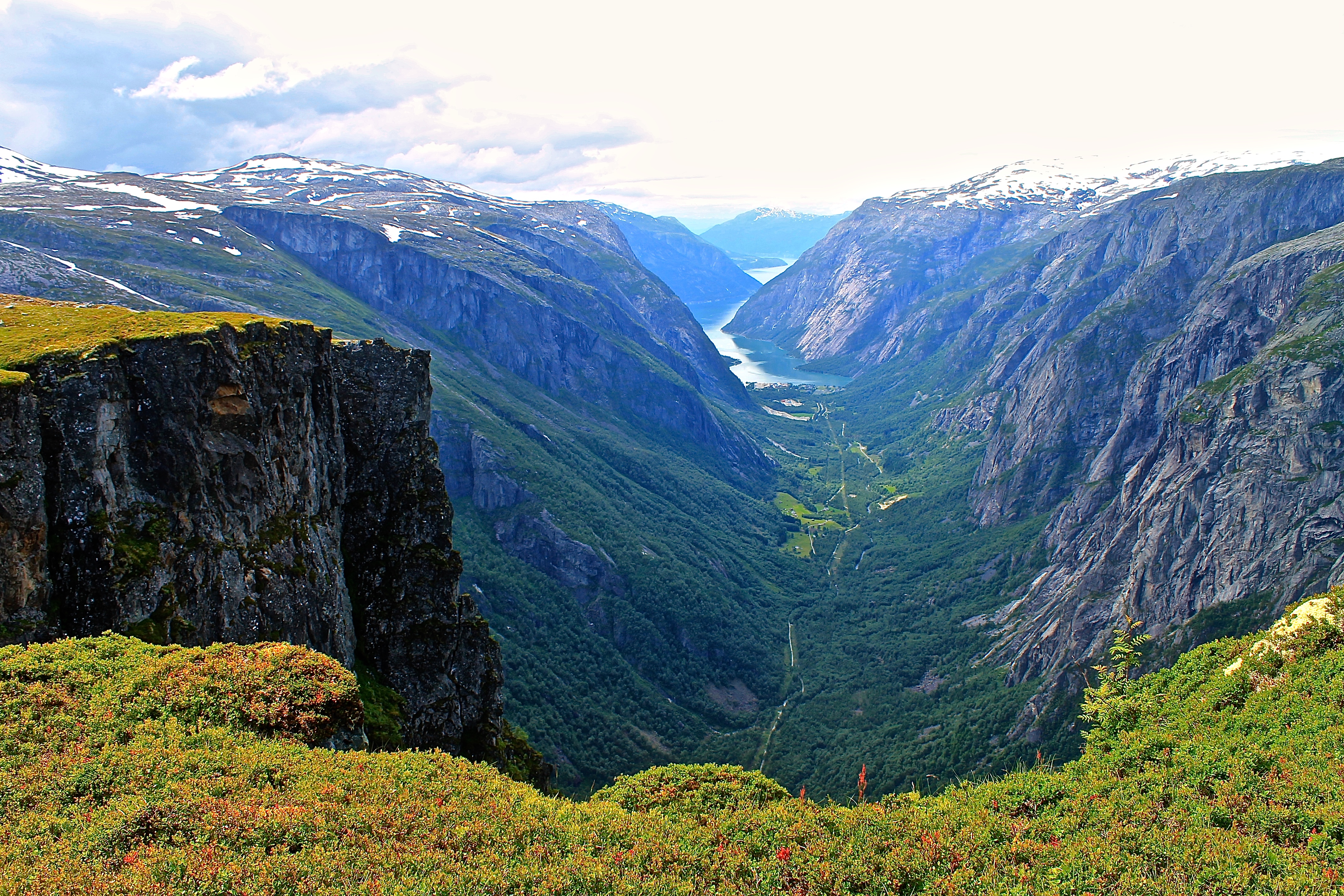 Simadalen sett fra stien, langs loddrette stup, mot Rembesdalsseter.