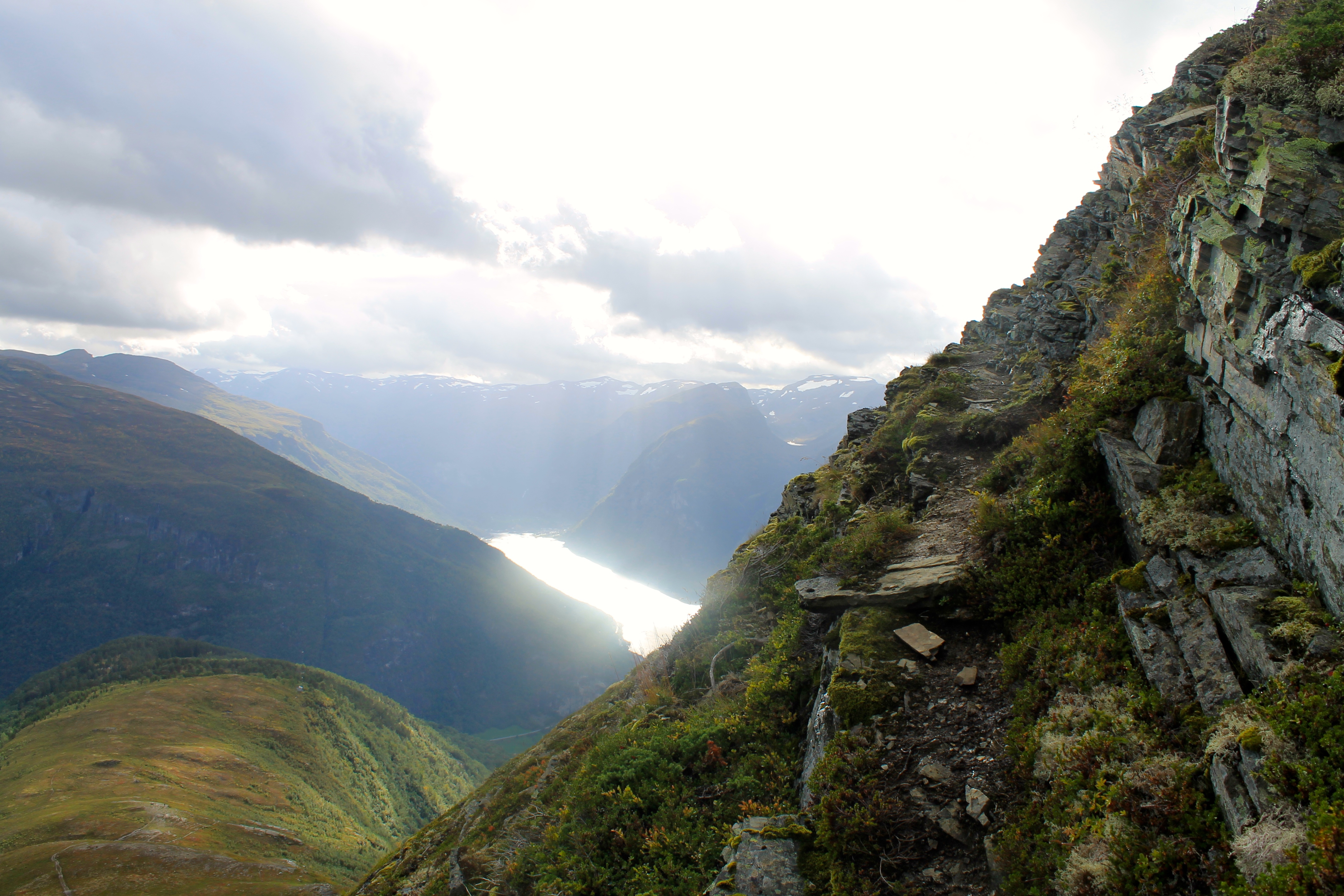 På smale, men gode stier opp til fjellet Prest over Aurlandsfjorden.