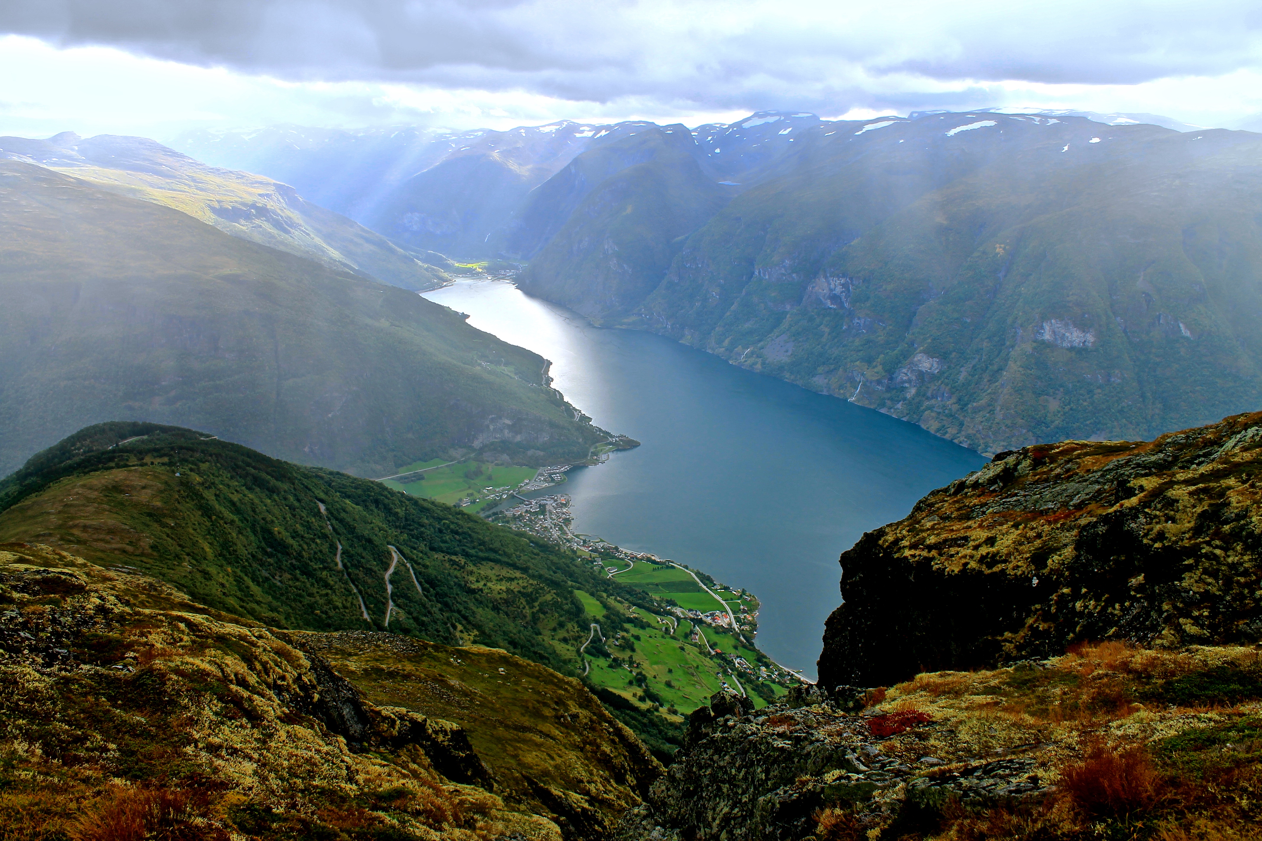 Aurlandsfjorden med Aurlandsvangen og Flåm sett fra Prest.