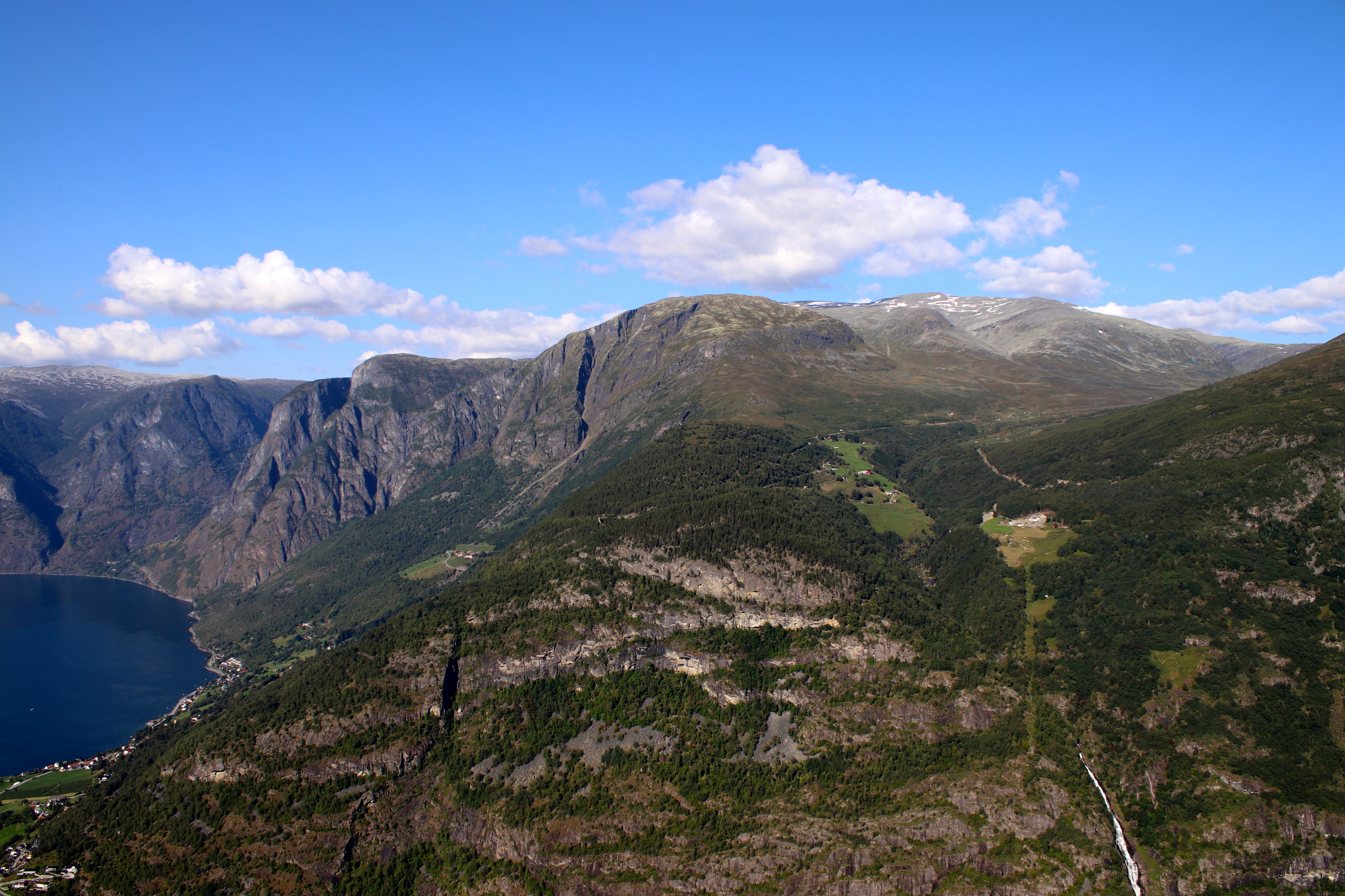 Prest (1.478 moh) ved Aurlandsfjorden med Blåskavlen (1.809 moh) bak sett fra Hovdungo.