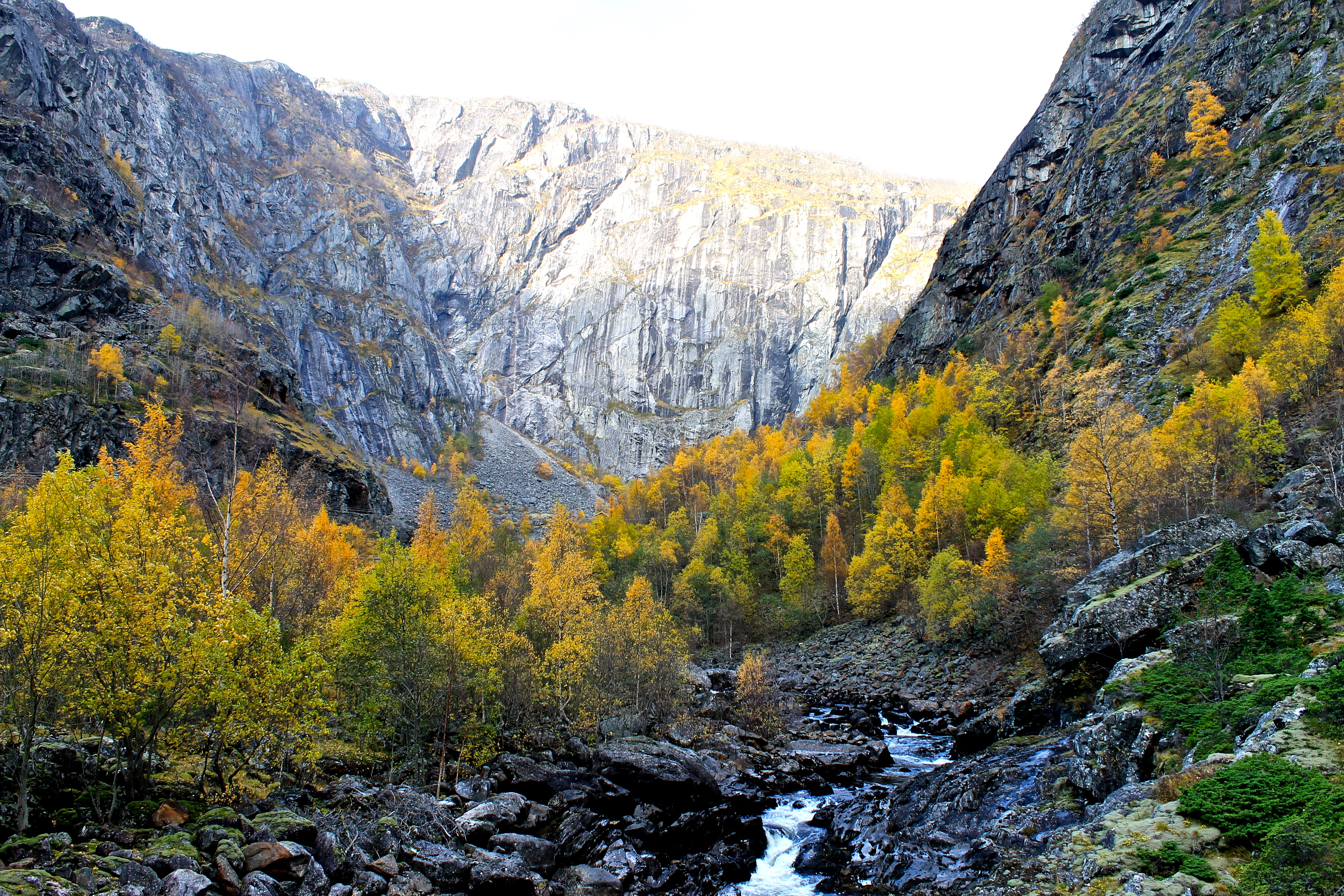 Fjellsidene rundt Måbødalen er stupbratte.