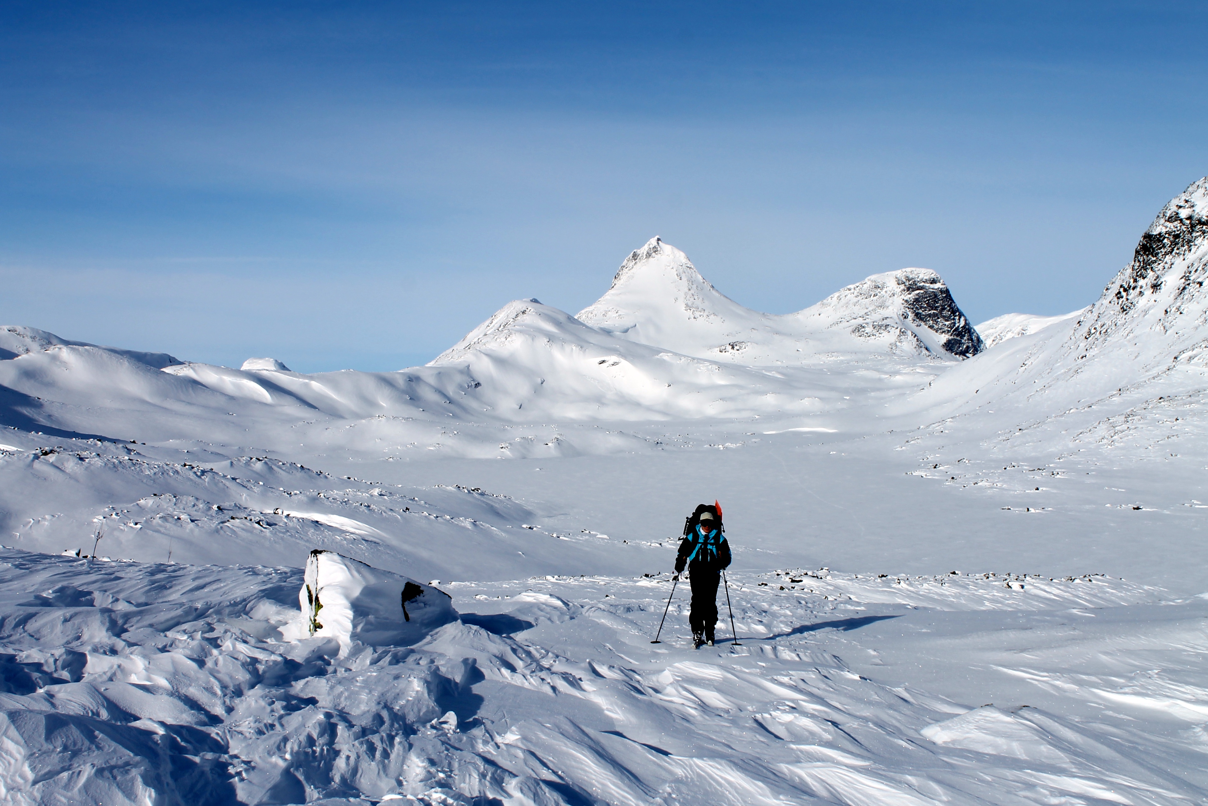 På ski gjennom Jotunheimen fra Olavsbu til Eidsbugarden. Mjølkedalstinden i bakgrunnen.