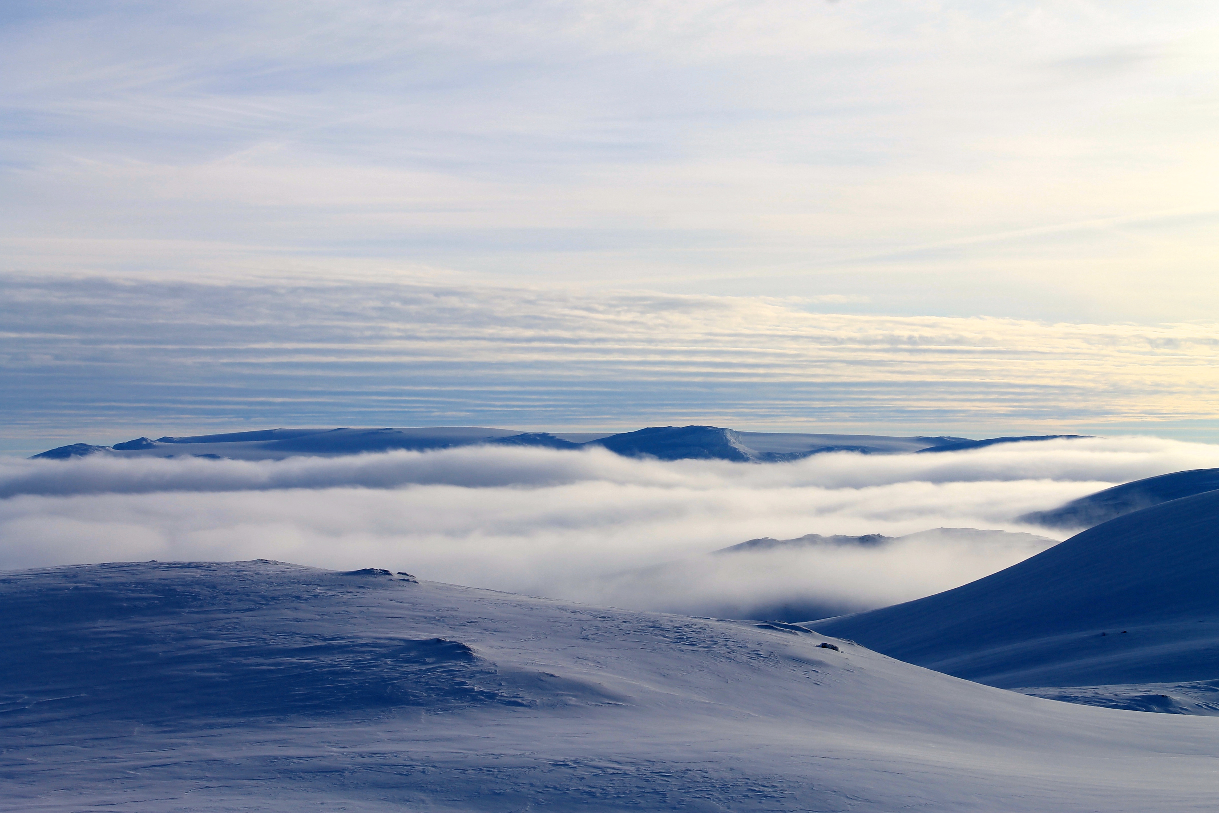 Hardangerjøkulen stikker opp av tåkehavet, her sett fra Vosseskavlen.