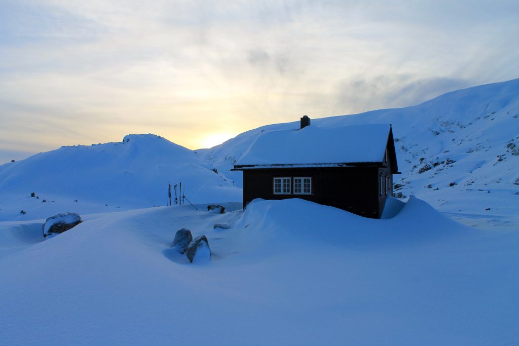 Kaldavasshytta i fjellskillet mellom Vossafjellene og Skarvheimen.