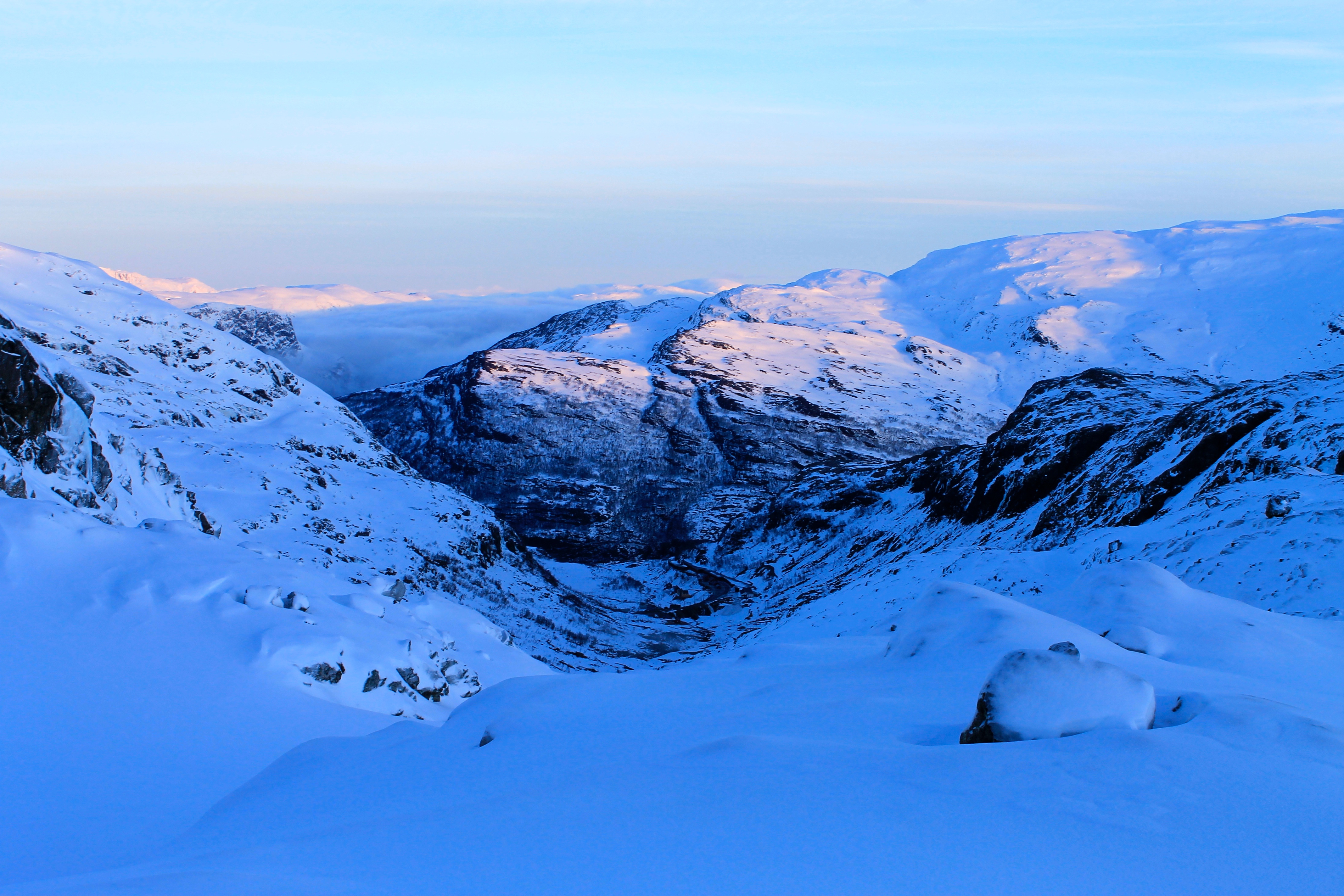 Myrdalen med Myrdal stasjon i sikte og en tåkelagt Flåmsdal.