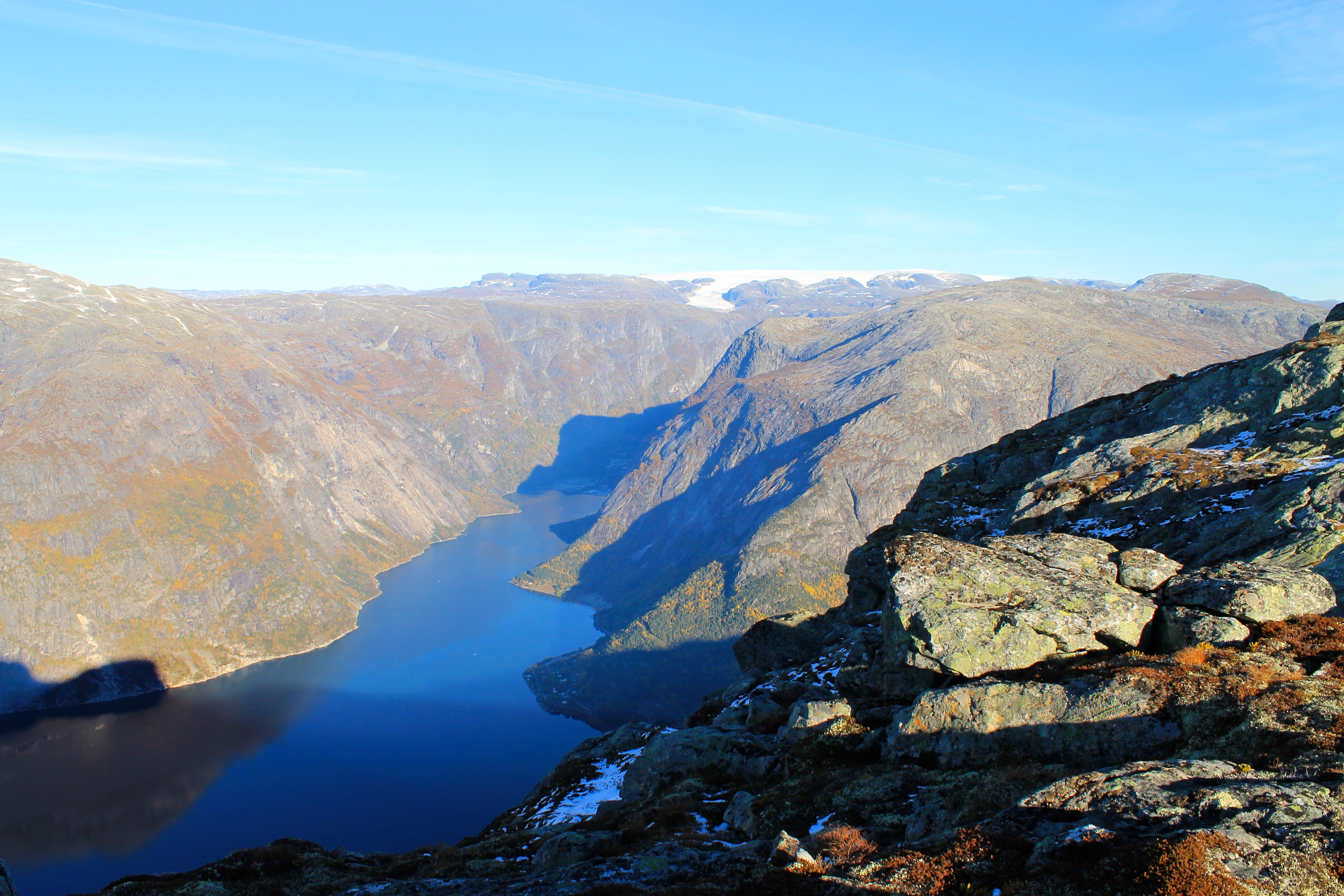 Utsikt fra Øktarnuten mot Simafjorden og Hardangerjøkulen.