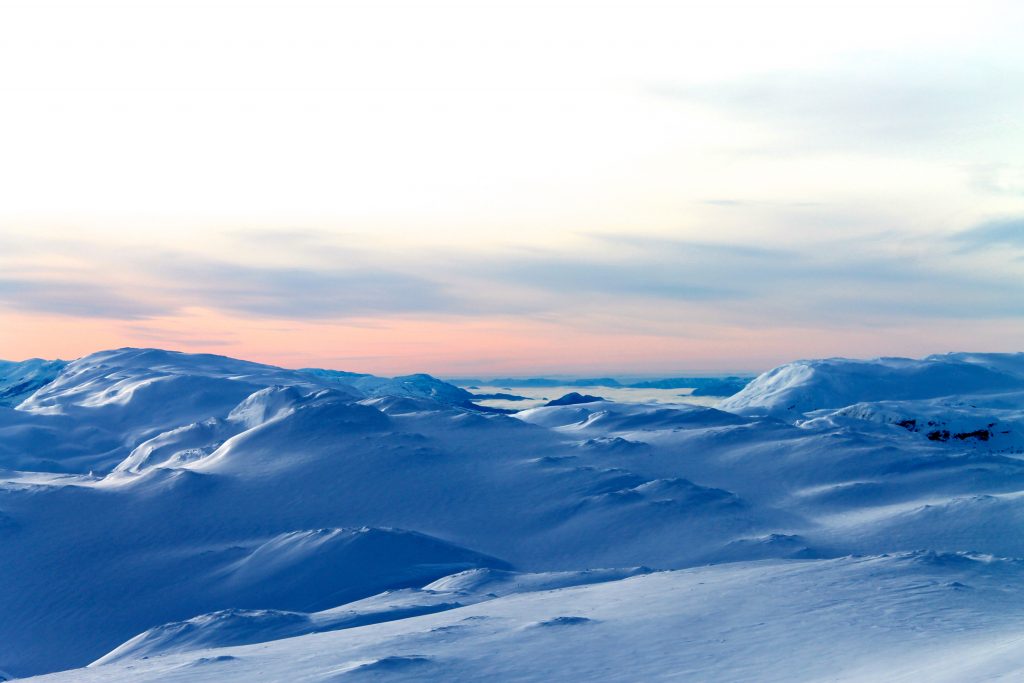 En tåkelagt Hardangerfjord i det fjerne.
