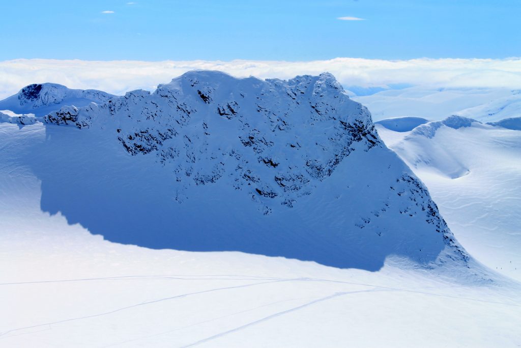 Fjellryggen Skeie (2.118 moh) i Smørstabbtindan sett fra Kniven.