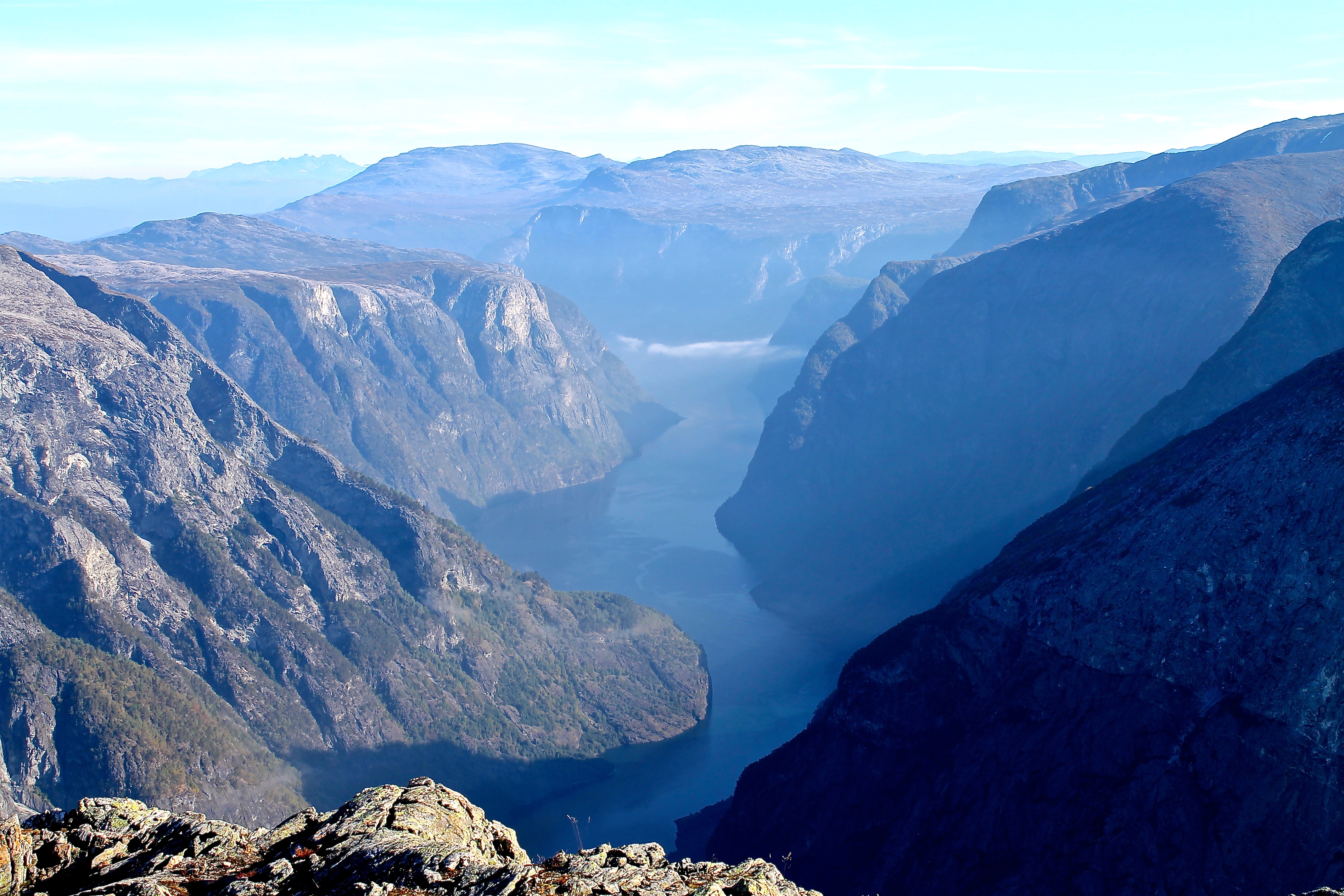 Nærøyfjorden sett fra Bakkanosi, mot Kalvsnesnosi.