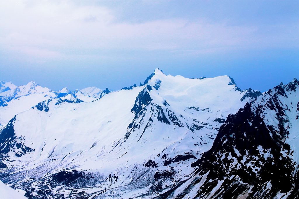 Kolåstinden (1.432 moh) er regnet for å være Sunnmøres mest populære påsketur på ski. Her med Noklane og Fingeren ved sin side.
