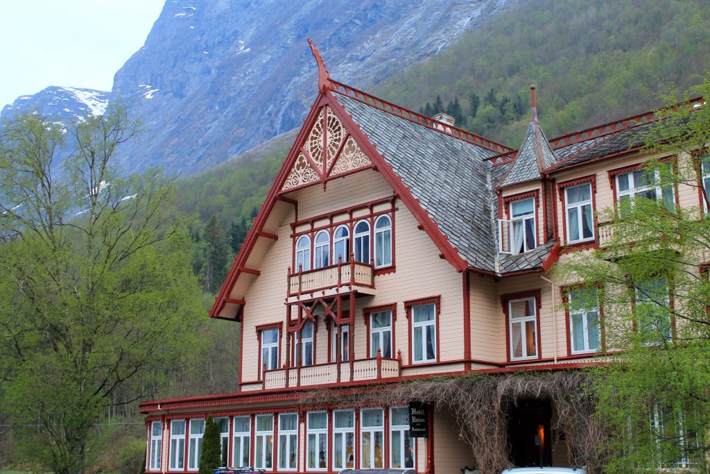Like under Slogen ligger Øye og Hotel Union som har vært samlingspunkt for kjente fjellpionerer siden  1891.