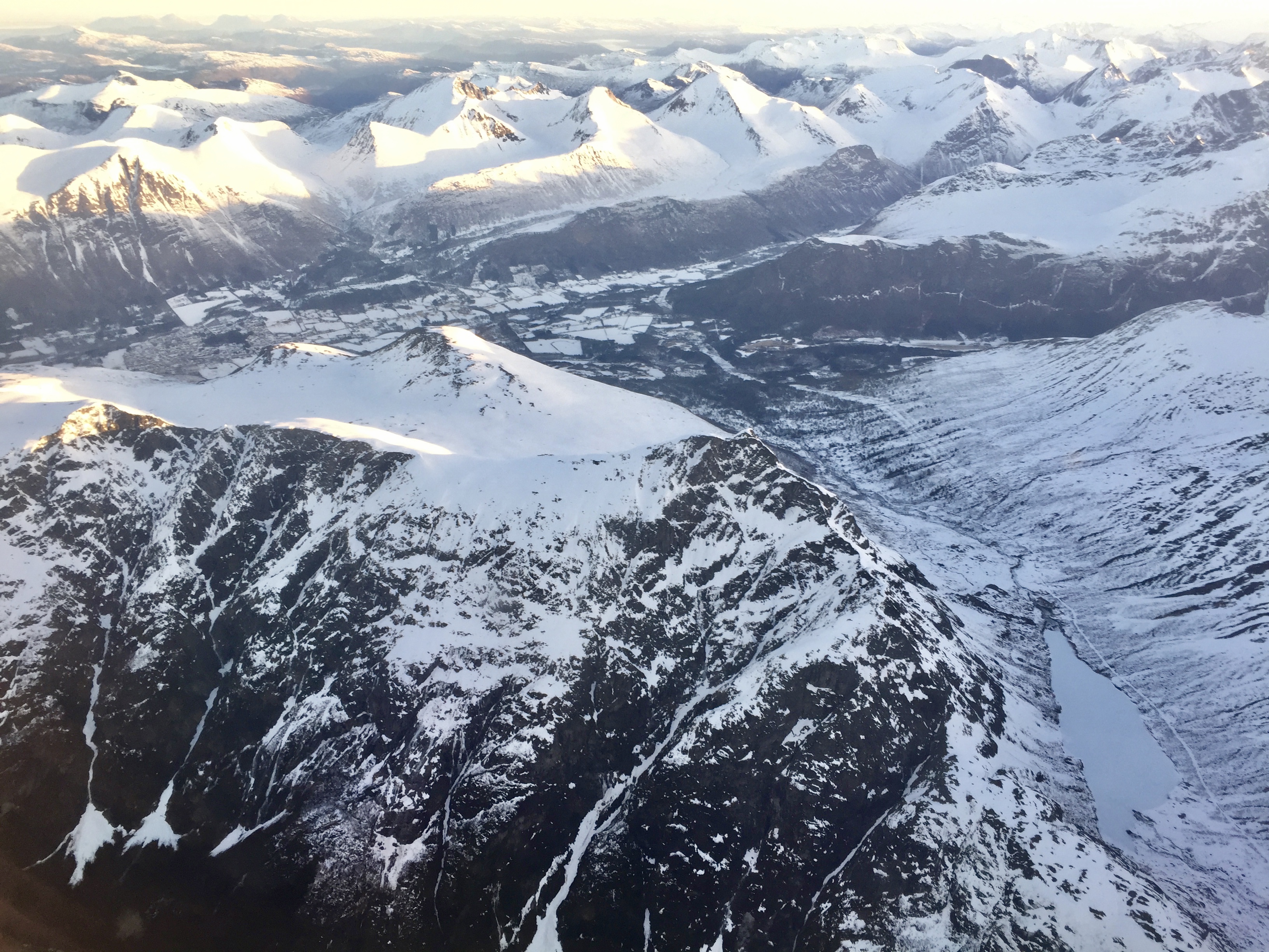 Blånebba (1.320 moh) er en flott skitopp fra Venjedalssetra. Vi ser Romsdalseggen til venstre.