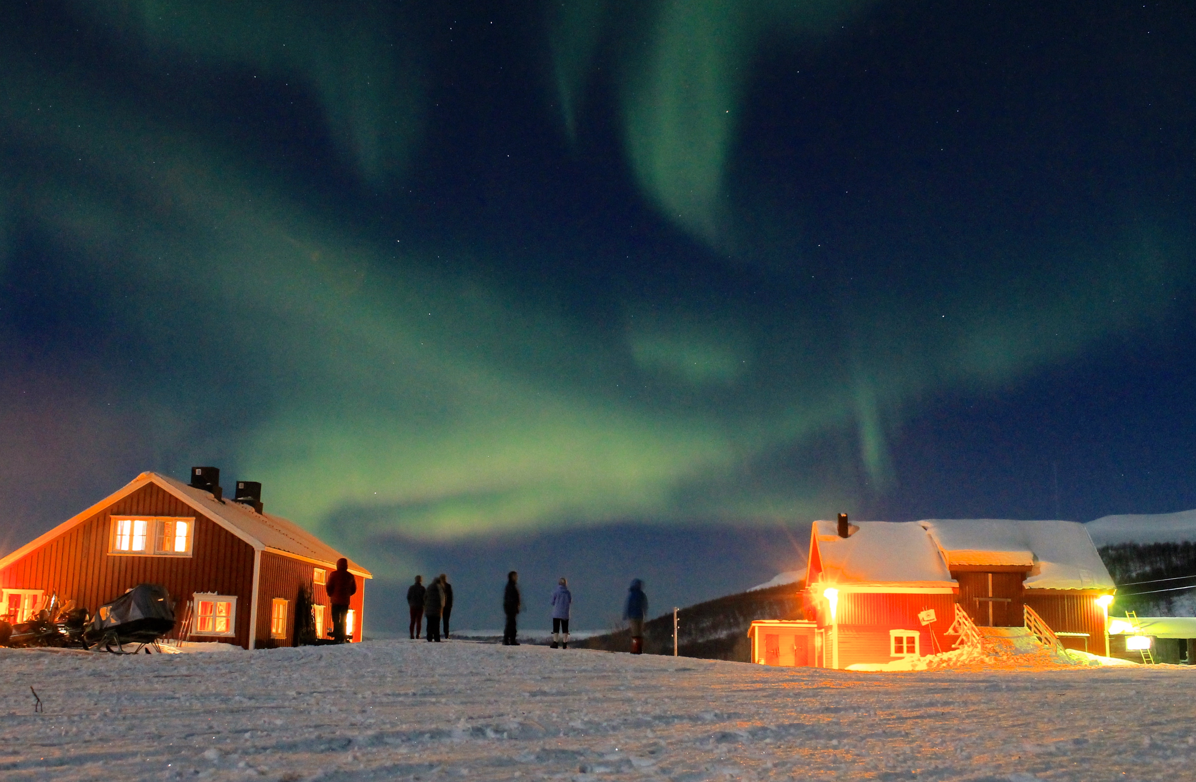 Ute og titter på nordlyset på Joatkajávri fjellstue.
