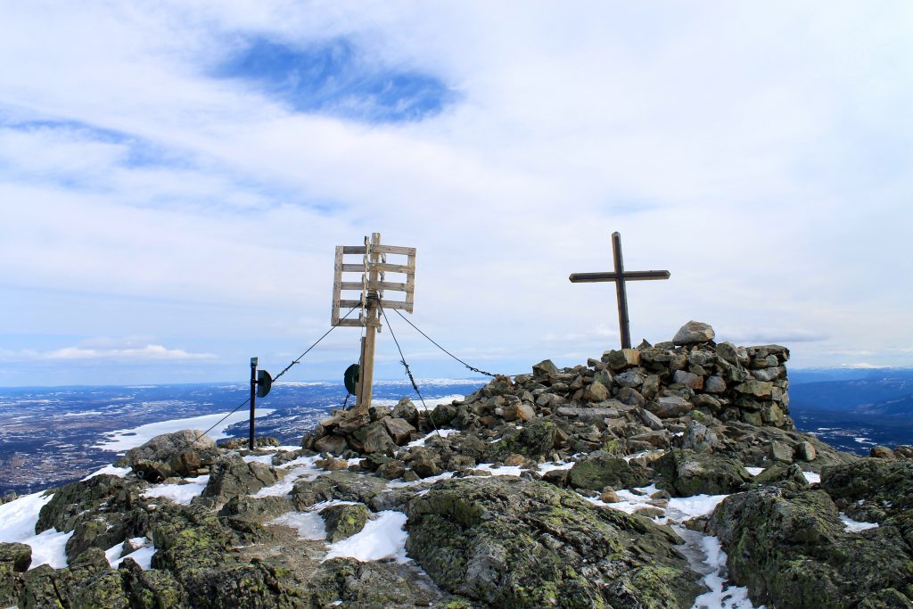 Toppen av Skogshorn (1.728 moh) er en populær skitopp med vidt utsyn.