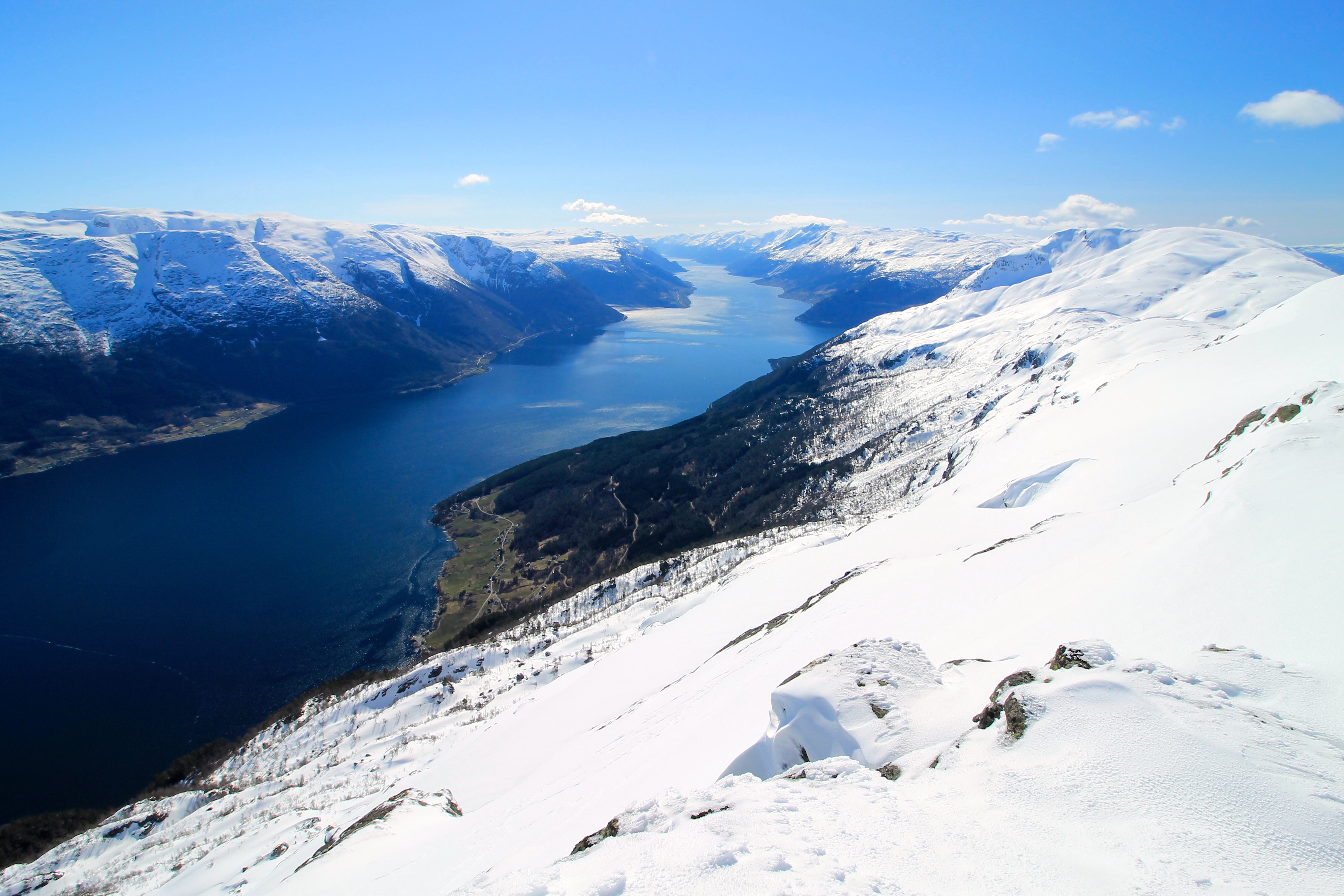 Fra Ingerbjørgfjell ser vi mange av Hardangerfjordens fjordarmer, samt Folgefonna.