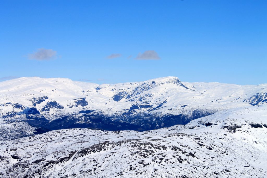 Utsikt fra Ingebjørgfjellet mot Såtaskavlen og Vassfjøro.