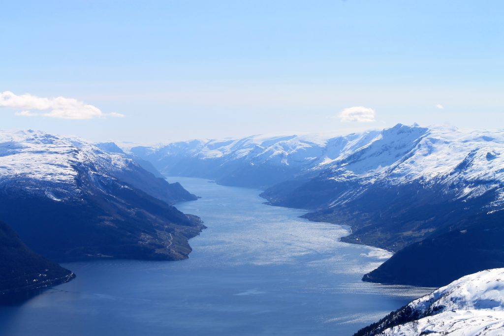 Sørfjorden strekker seg inn mot Odda. Vest for fjorden ser vi Folgefonna.