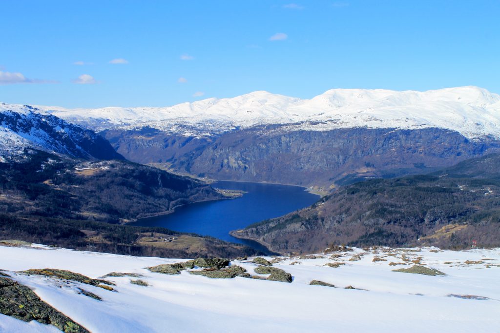 Utsikt ned mot Granvinsvatnet og Vossefjellene i bakgrunnen.