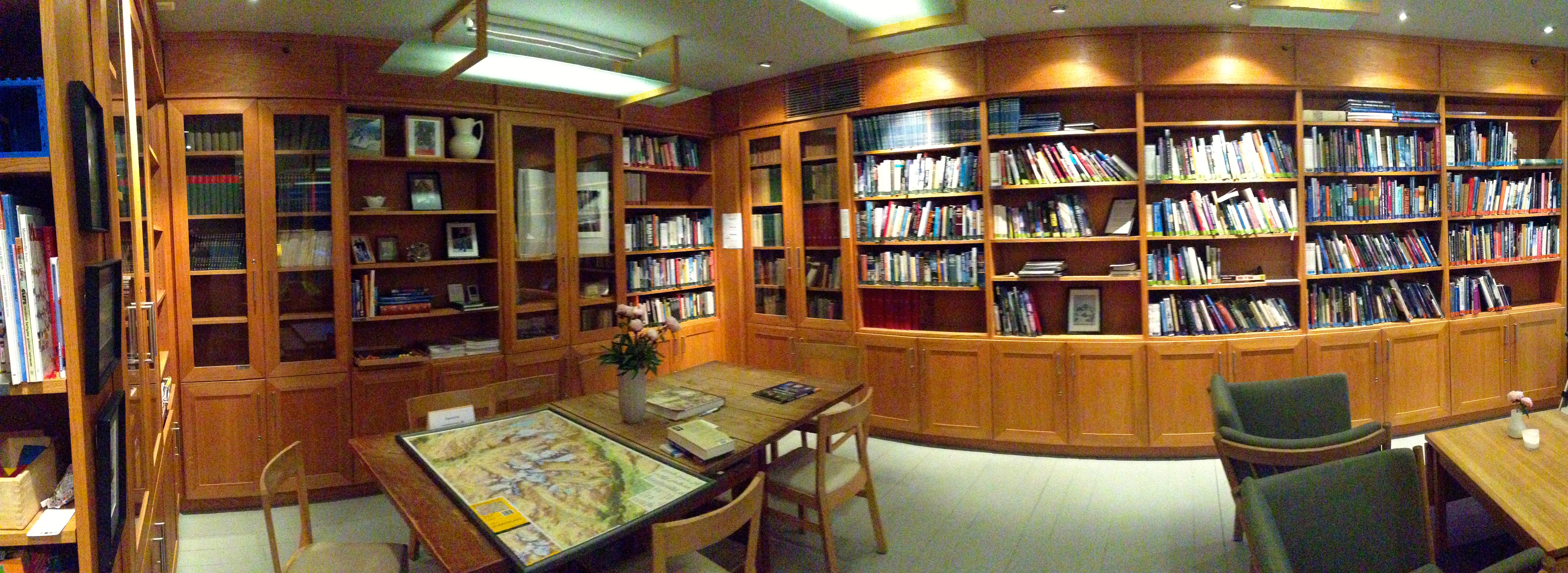 Turtagrø Hotell har et stort og flott fjellbibliotek.
