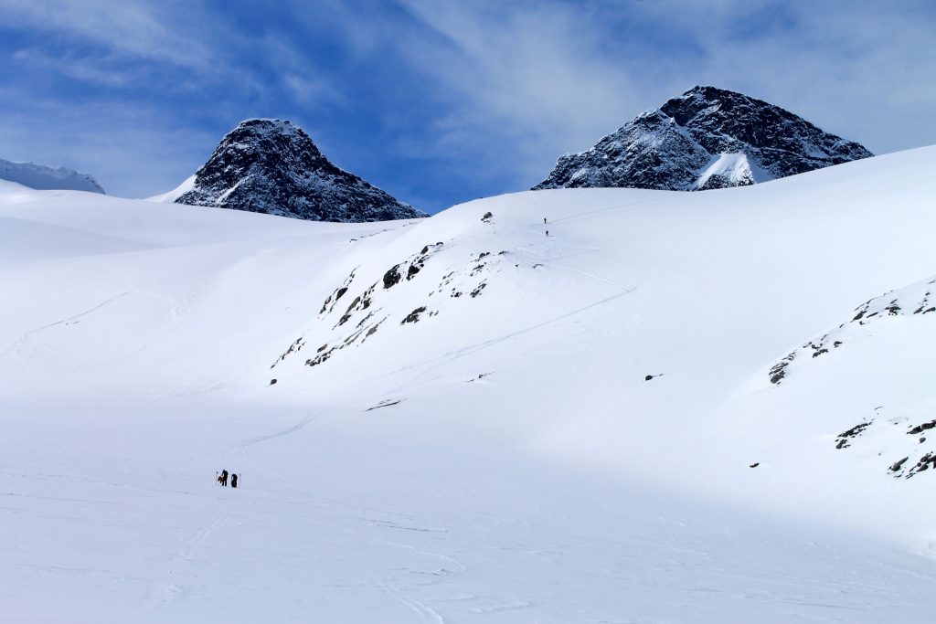 Brefallene til Storbrean med Kniven (2.133 moh) og Store Smørstabbtinden (2.208 moh).